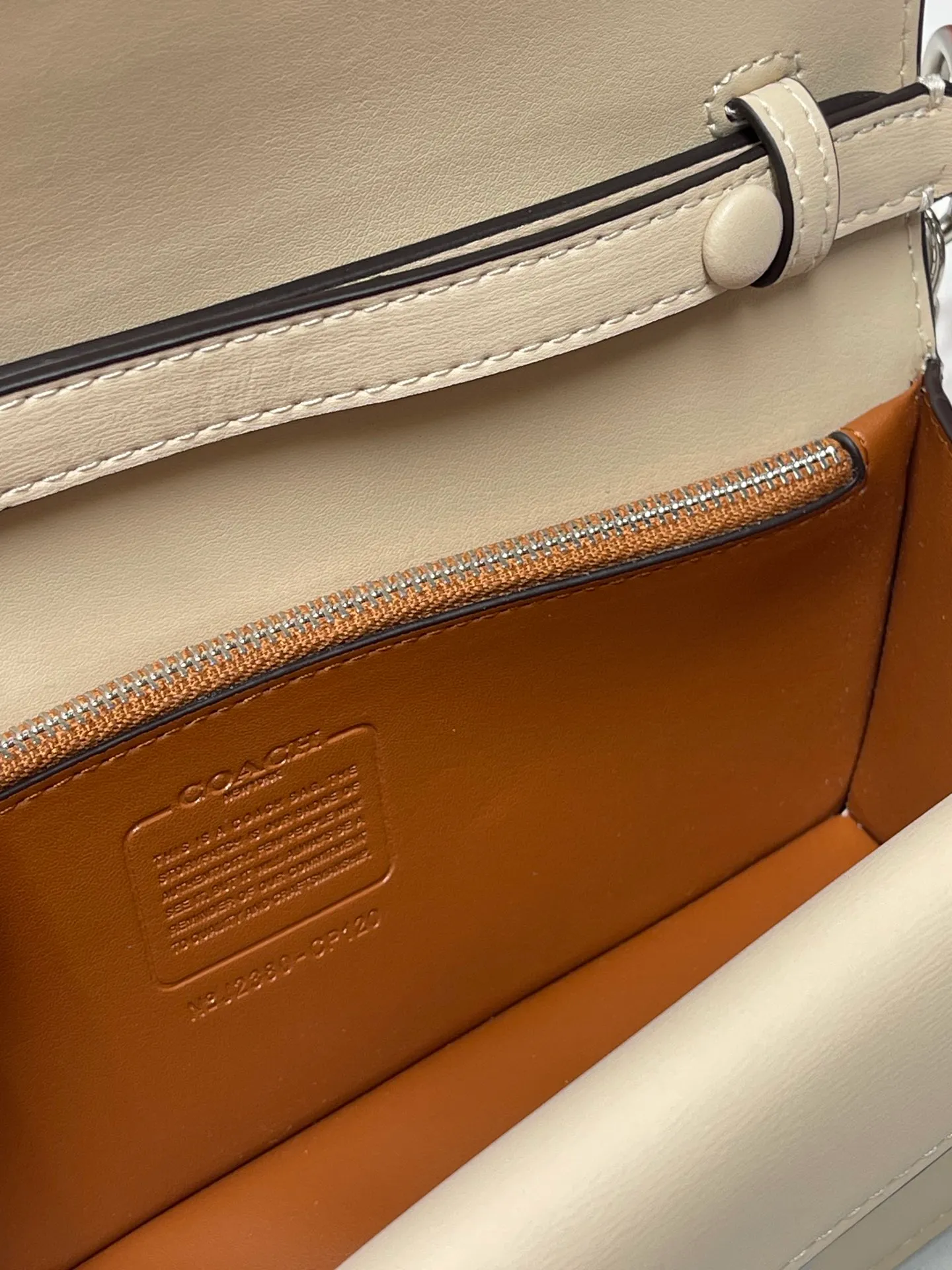 Batch 500💰💃Coach’s latest crossbody bag💐The shoulder strap design has a full score of 100. The leather detachable shoulder strap is also equipped with a retro old chain + leather shoulder strap. The large brand logoC is particularly obvious on the accordion-style sides. The material is lined with nappa sheepskin. The texture is very good! #coachNew #Chain Bag Model CP362. Size 24X10X7