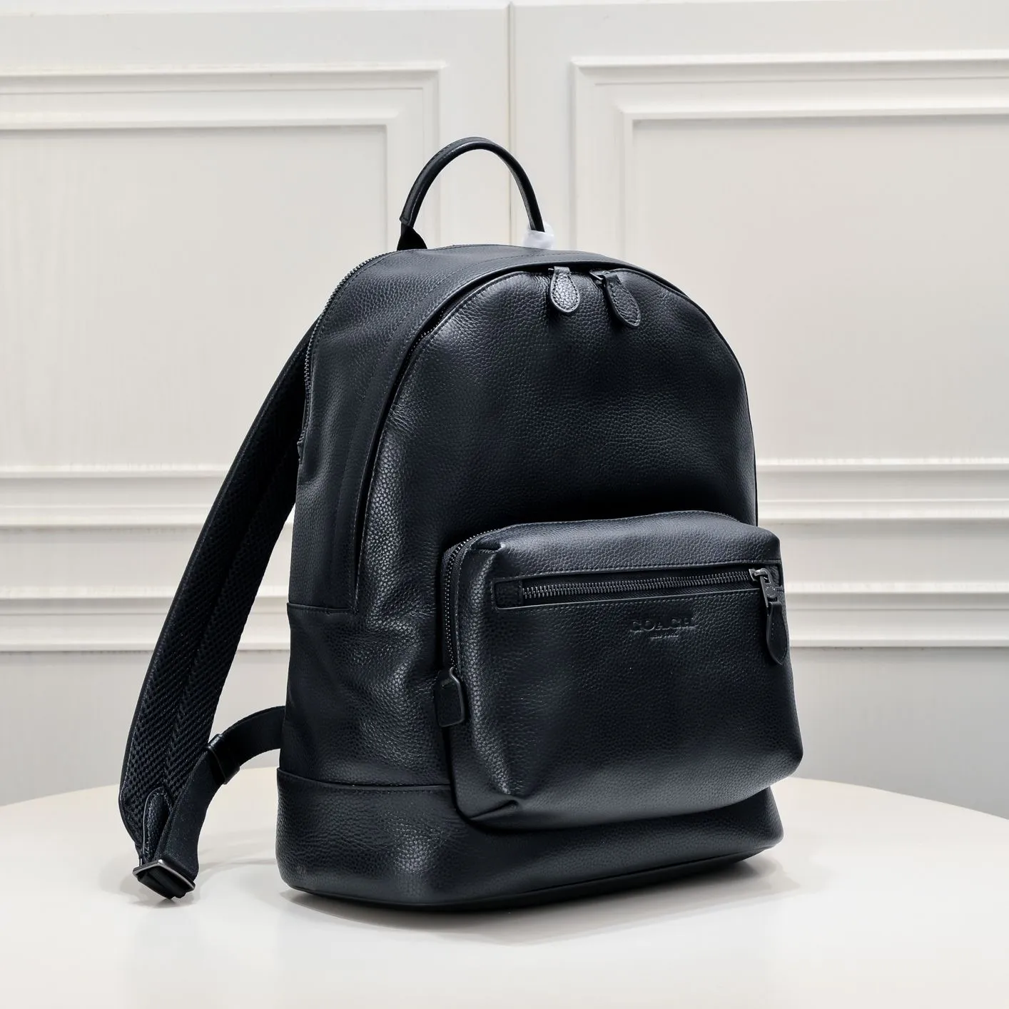 COACH men's cowhide computer school bag 2854 is made entirely of imported first-layer cowhide and feels super good! It can be used for work or leisure, and is a must-have for travel. It can hold a variety of personal belongings and has a large capacity! Fashionable, practical and handsome! Highly recommended! Size:31*43*14cm