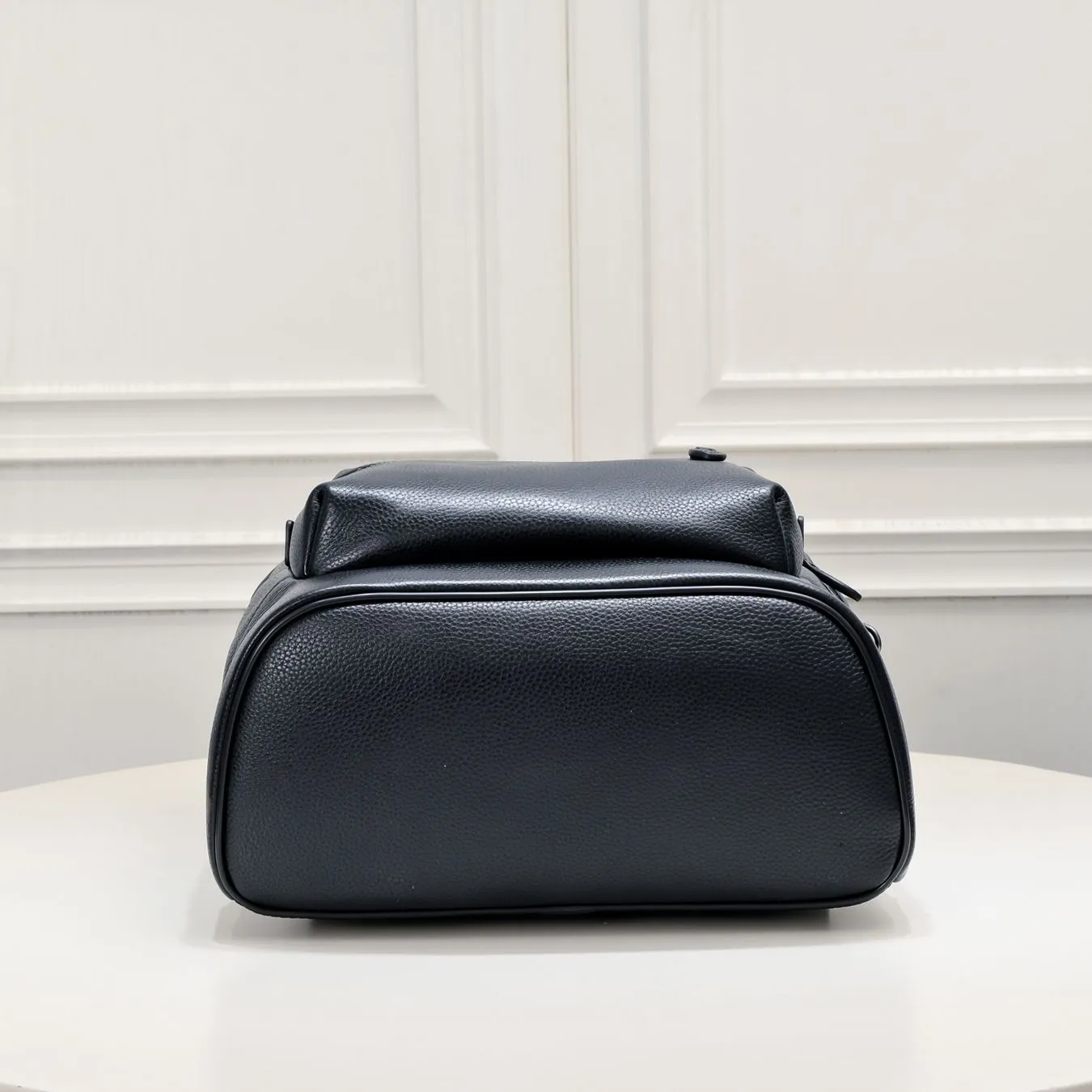 COACH men's cowhide computer school bag 2854 is made entirely of imported first-layer cowhide and feels super good! It can be used for work or leisure, and is a must-have for travel. It can hold a variety of personal belongings and has a large capacity! Fashionable, practical and handsome! Highly recommended! Size:31*43*14cm