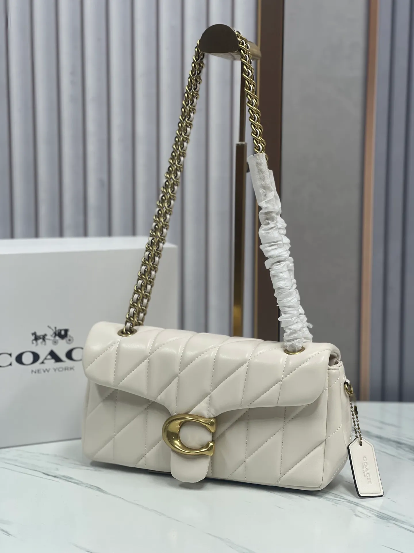 P480¥Coach/Coach new counter synchronized new products model CP400 Quilting Tabby chain tabby with quilting technology, cool dark buckle, low-key and high-end white/gold buckle. Choose a size and color you like. Size 26/15.