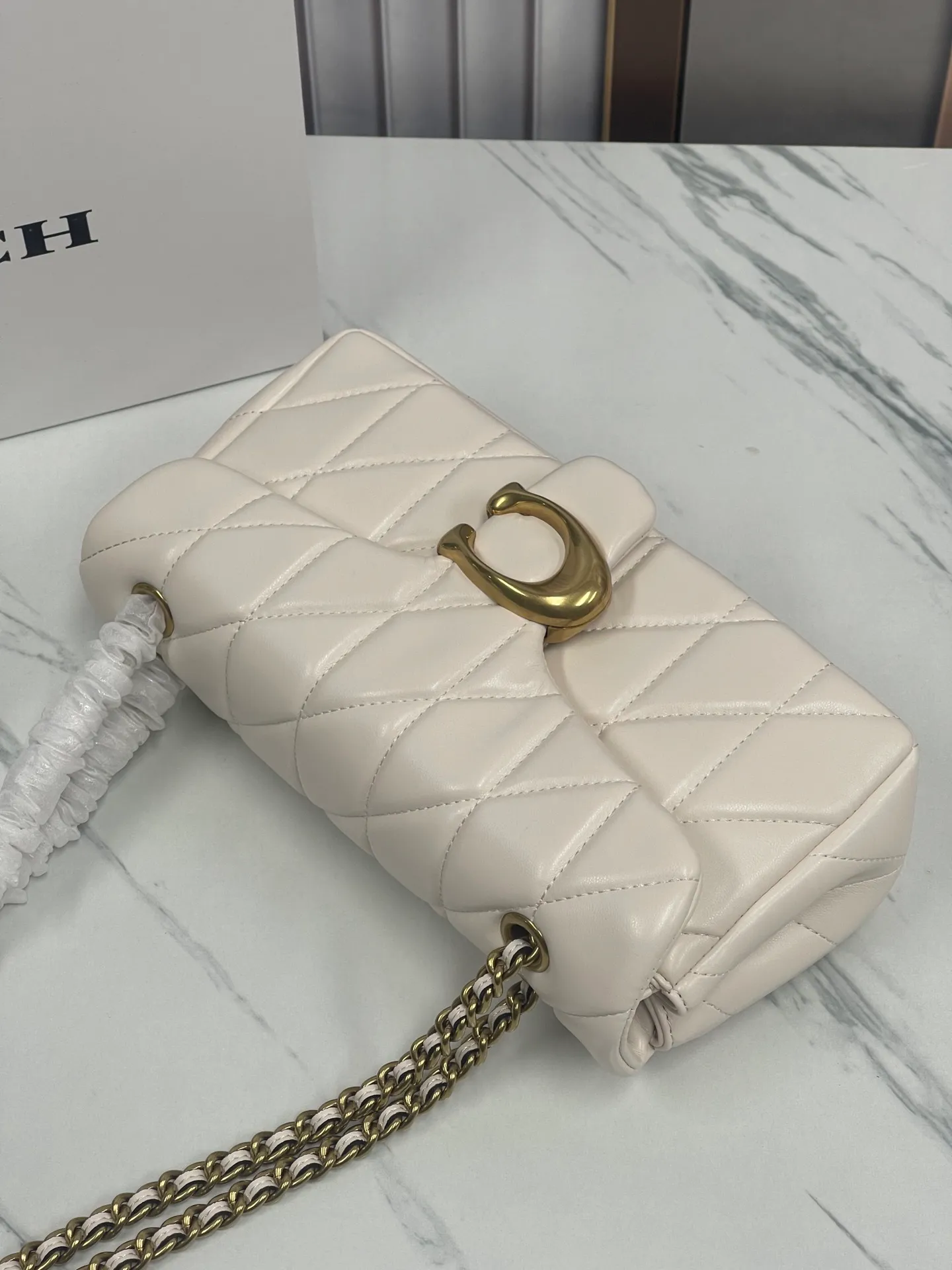 P480¥Coach/Coach new counter synchronized new products model CP400 Quilting Tabby chain tabby with quilting technology, cool dark buckle, low-key and high-end white/gold buckle. Choose a size and color you like. Size 26/15.