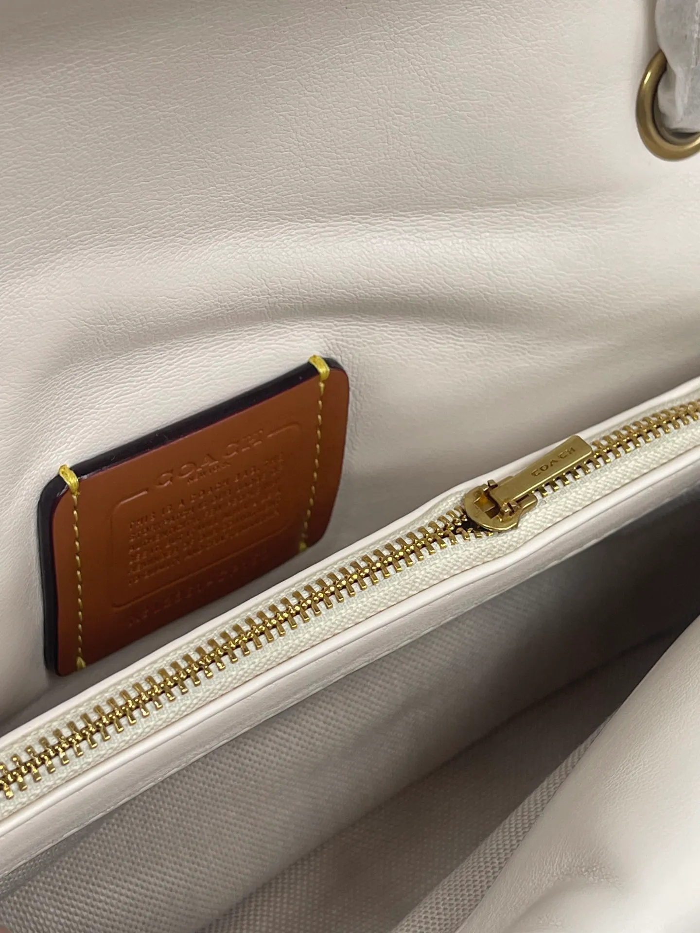 P480¥Coach/Coach new counter synchronized new products model CP400 Quilting Tabby chain tabby with quilting technology, cool dark buckle, low-key and high-end white/gold buckle. Choose a size and color you like. Size 26/15.