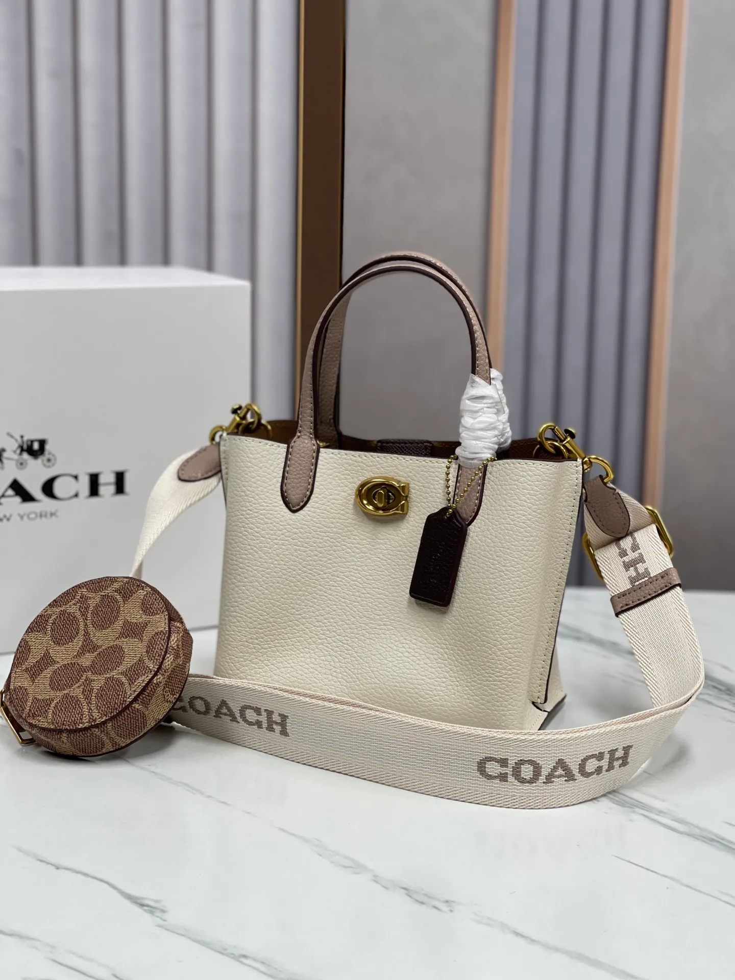 P440💰😍Coach’s new tote model of the Willow series, model CW459 CW550 18, is completely different from the previous ones! This one matches the latest casual style with wide width and logo, and this is the only one with a coin bag, which is super special. Size: 18*10*14