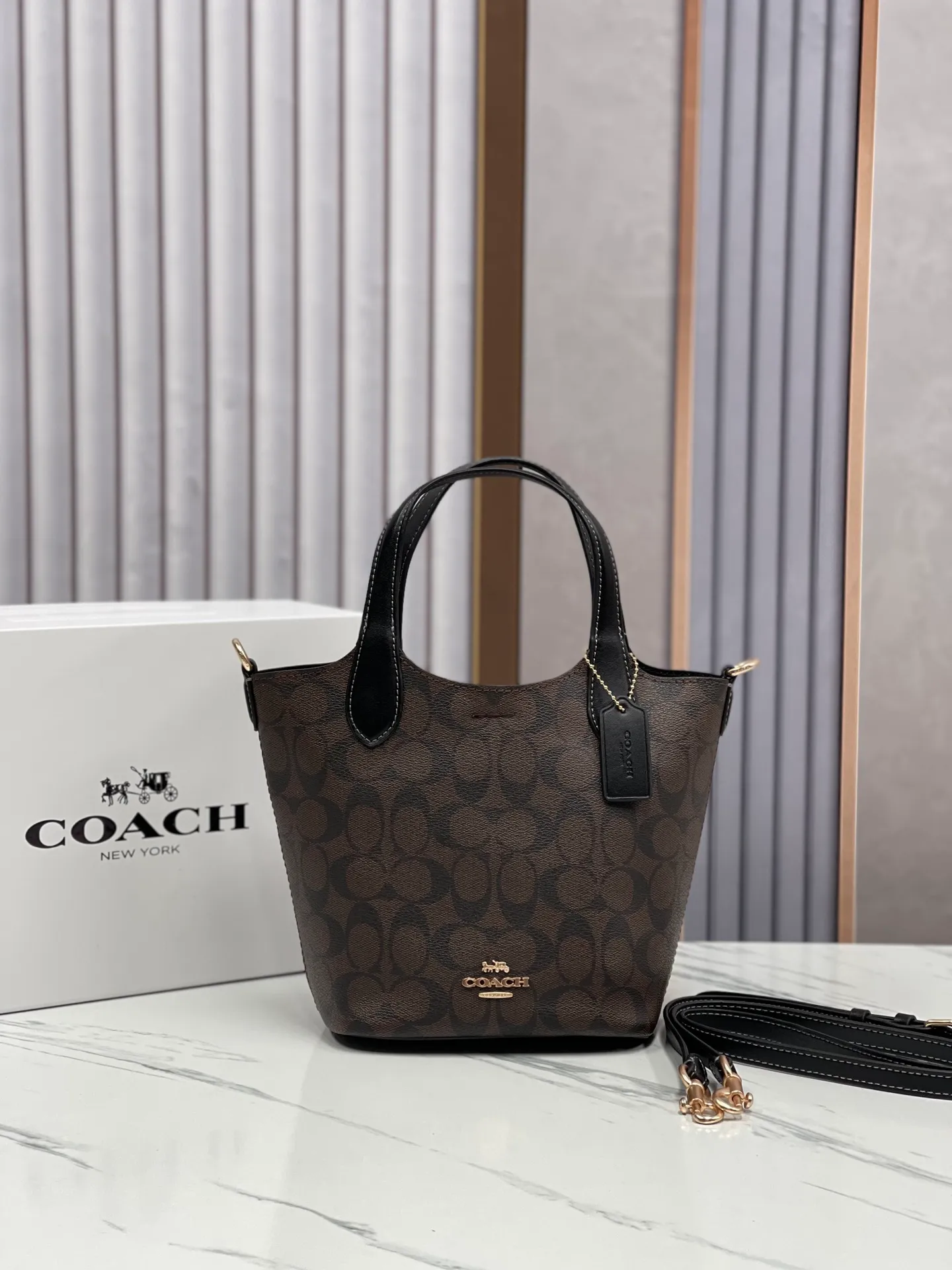 Batch 380💰COACH new model: CR256 presbyopia, HANNA bucket bag, hand-held crossbody bag, vegetable basket, small body, large capacity, good-looking and practical 19.5*17.5*13cm