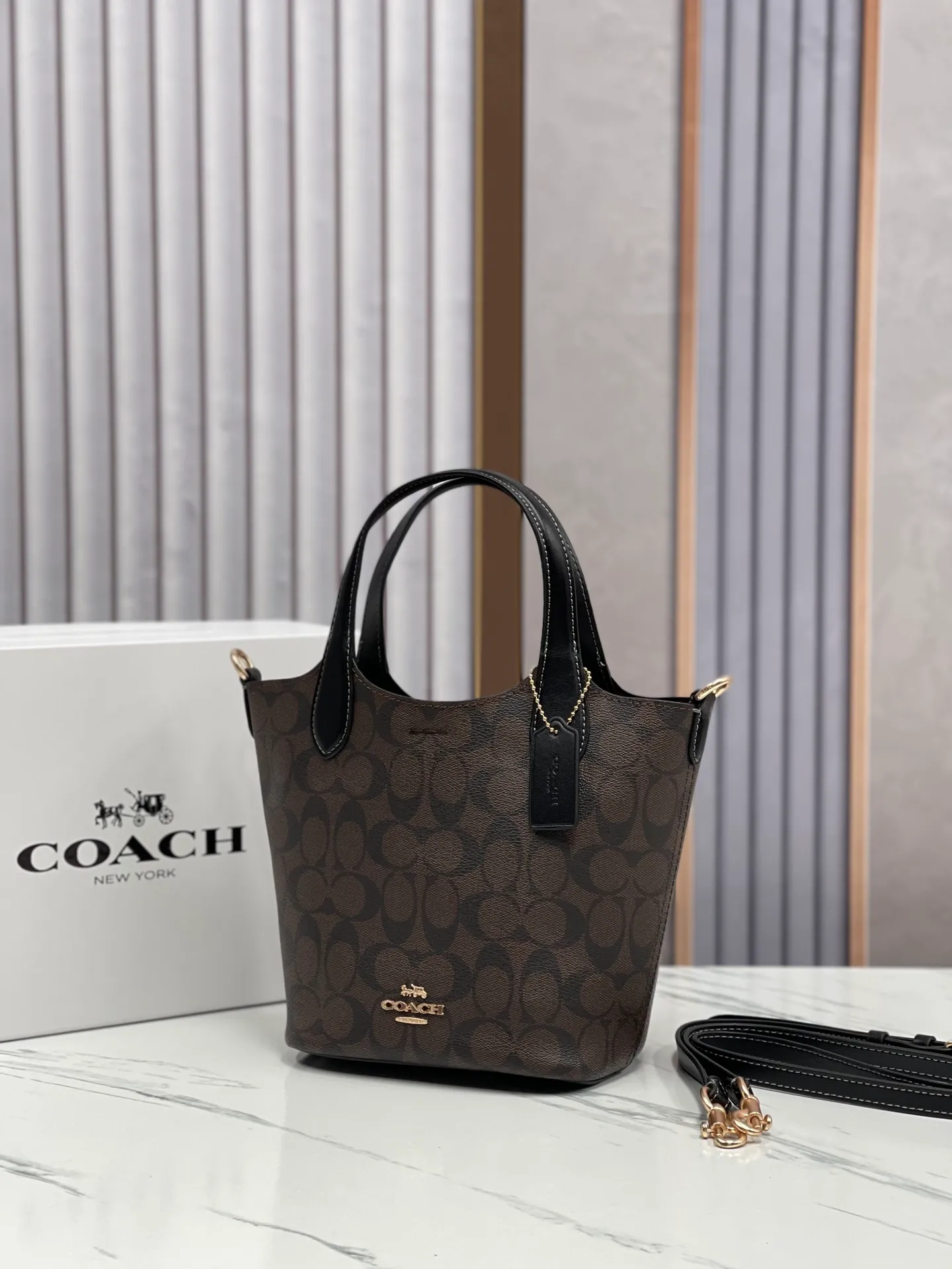 Batch 380💰COACH new model: CR256 presbyopia, HANNA bucket bag, hand-held crossbody bag, vegetable basket, small body, large capacity, good-looking and practical 19.5*17.5*13cm