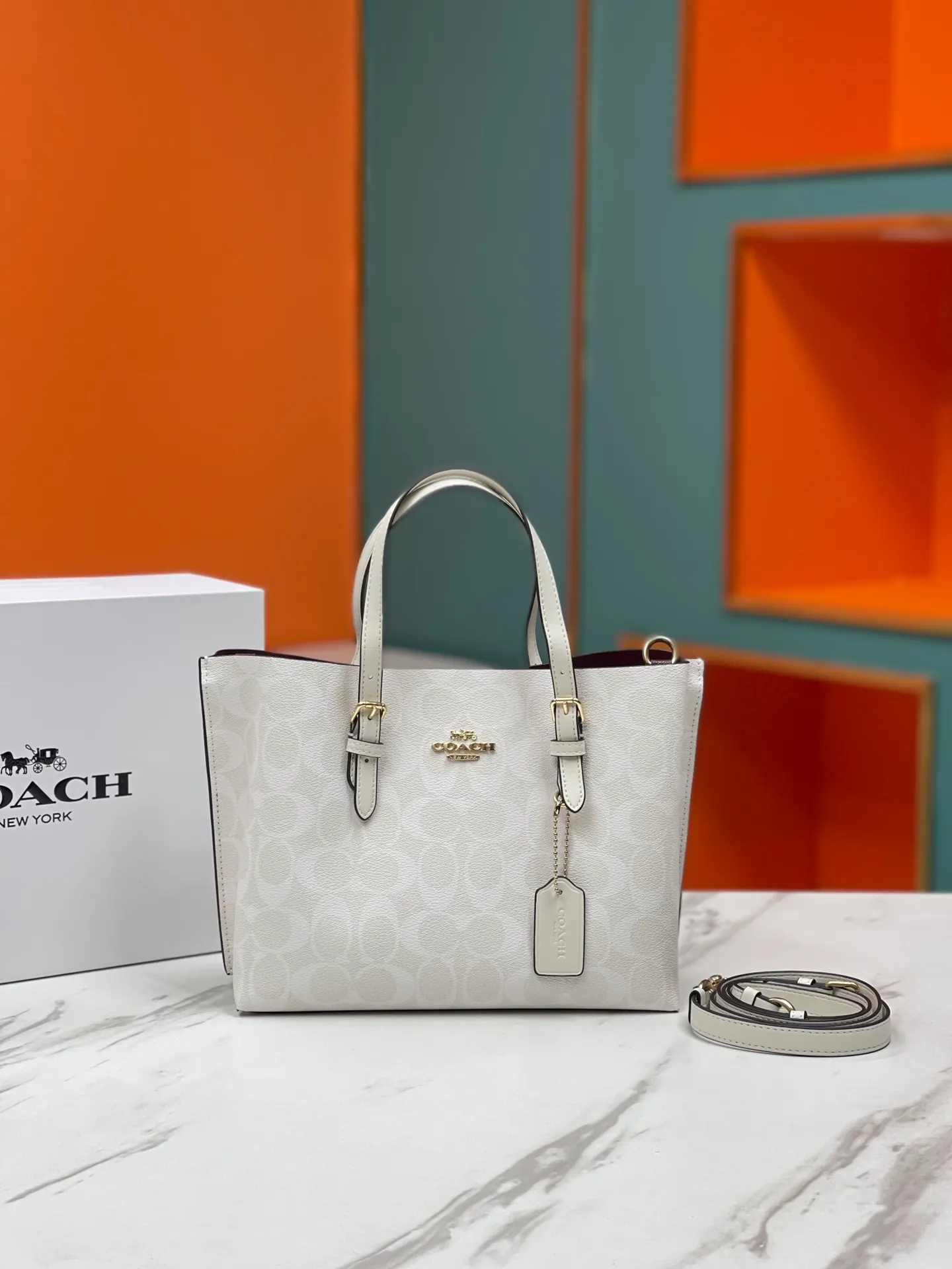 Batch 400💰coach/Coach new model number: C4084 new [Mollie Tote 25] small size tote. But there is no shortage of compartments. The material is classic and durable. There are many ways to match it. It can be carried by hand, on the shoulder, or cross-body. Another popular style. Little sisters, get it now! New colors are being unlocked ~ Size: 25*19*11,