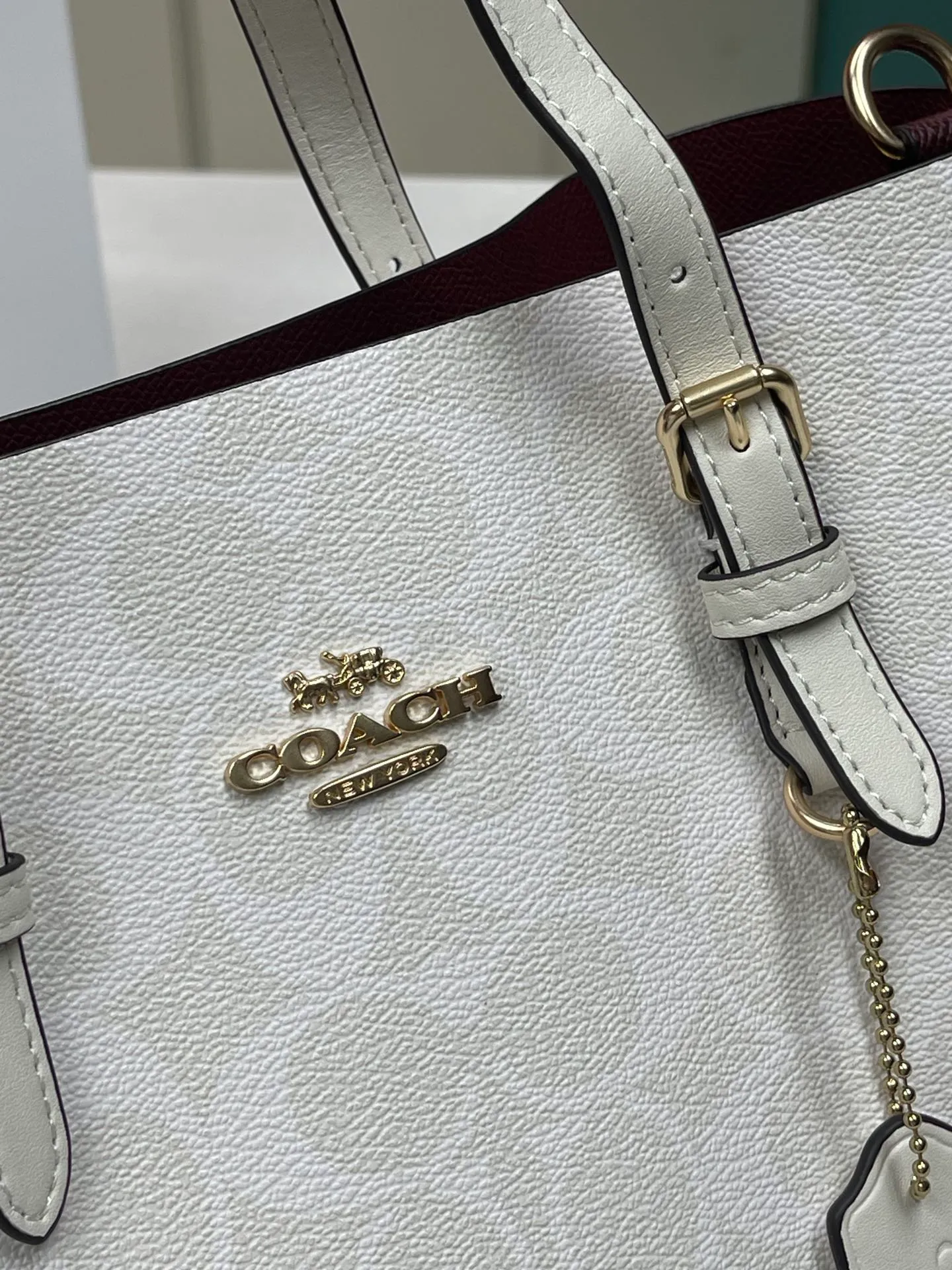 Batch 400💰coach/Coach new model number: C4084 new [Mollie Tote 25] small size tote. But there is no shortage of compartments. The material is classic and durable. There are many ways to match it. It can be carried by hand, on the shoulder, or cross-body. Another popular style. Little sisters, get it now! New colors are being unlocked ~ Size: 25*19*11,