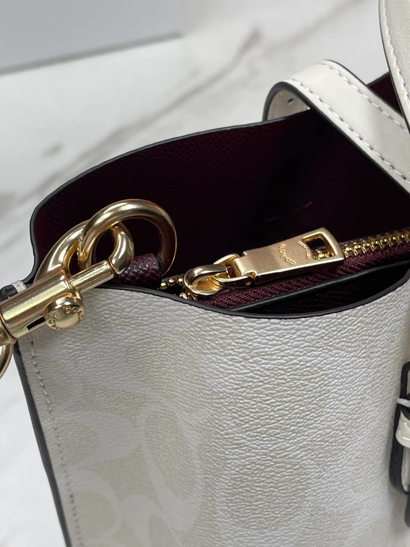 Batch 400💰coach/Coach new model number: C4084 new [Mollie Tote 25] small size tote. But there is no shortage of compartments. The material is classic and durable. There are many ways to match it. It can be carried by hand, on the shoulder, or cross-body. Another popular style. Little sisters, get it now! New colors are being unlocked ~ Size: 25*19*11,