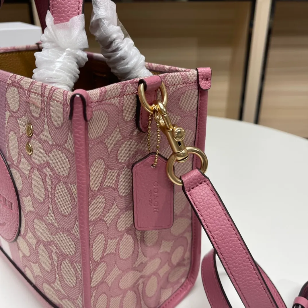 Top original order batch 420💰coach/Coach new color field 22 small portable cross-body shopping bag, fashionable European and American, Mini 22 unique redwood color soothing warm tones a winter color super gentle Dempsey Chambray series no one is unfamiliar with classic style color matching in different seasons Model 8417 size: 22*20*12 cm,