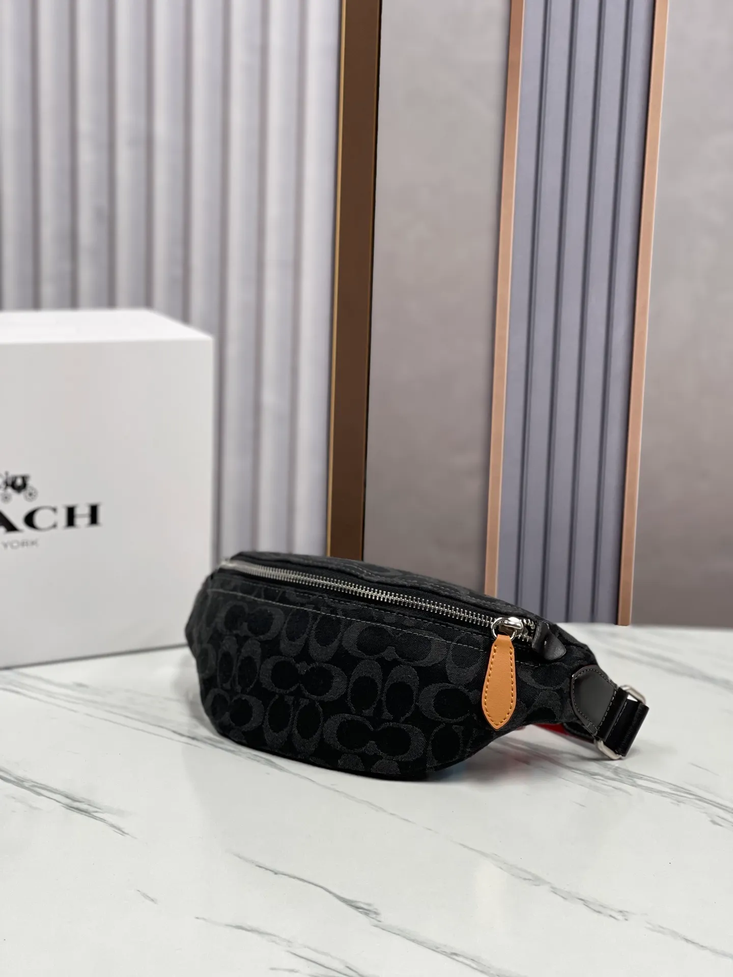 Top original order, batch 400💰Coach/Coach's new denim waist bag, model number: CJ825 Pillow Madison women's waist bag, super popular classic denim leather in summer with retro denim elements, a new interpretation of Soft Tabby's versatile charm, a wonderful collision of denim black and dark blue, it is very dazzling with any clothes, giving people a lazy and comfortable style. Size: 34.14.7.