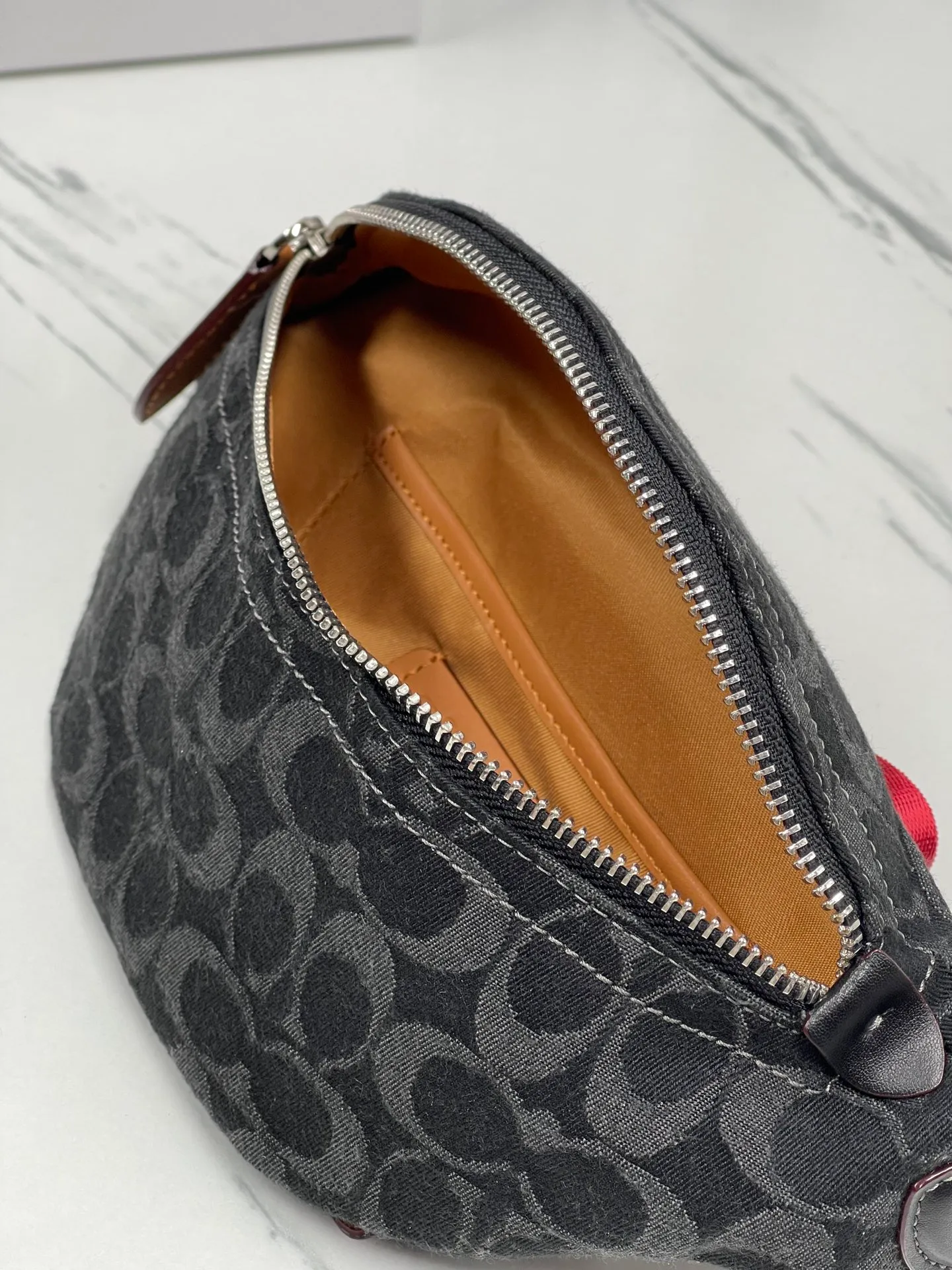 Top original order, batch 400💰Coach/Coach's new denim waist bag, model number: CJ825 Pillow Madison women's waist bag, super popular classic denim leather in summer with retro denim elements, a new interpretation of Soft Tabby's versatile charm, a wonderful collision of denim black and dark blue, it is very dazzling with any clothes, giving people a lazy and comfortable style. Size: 34.14.7.