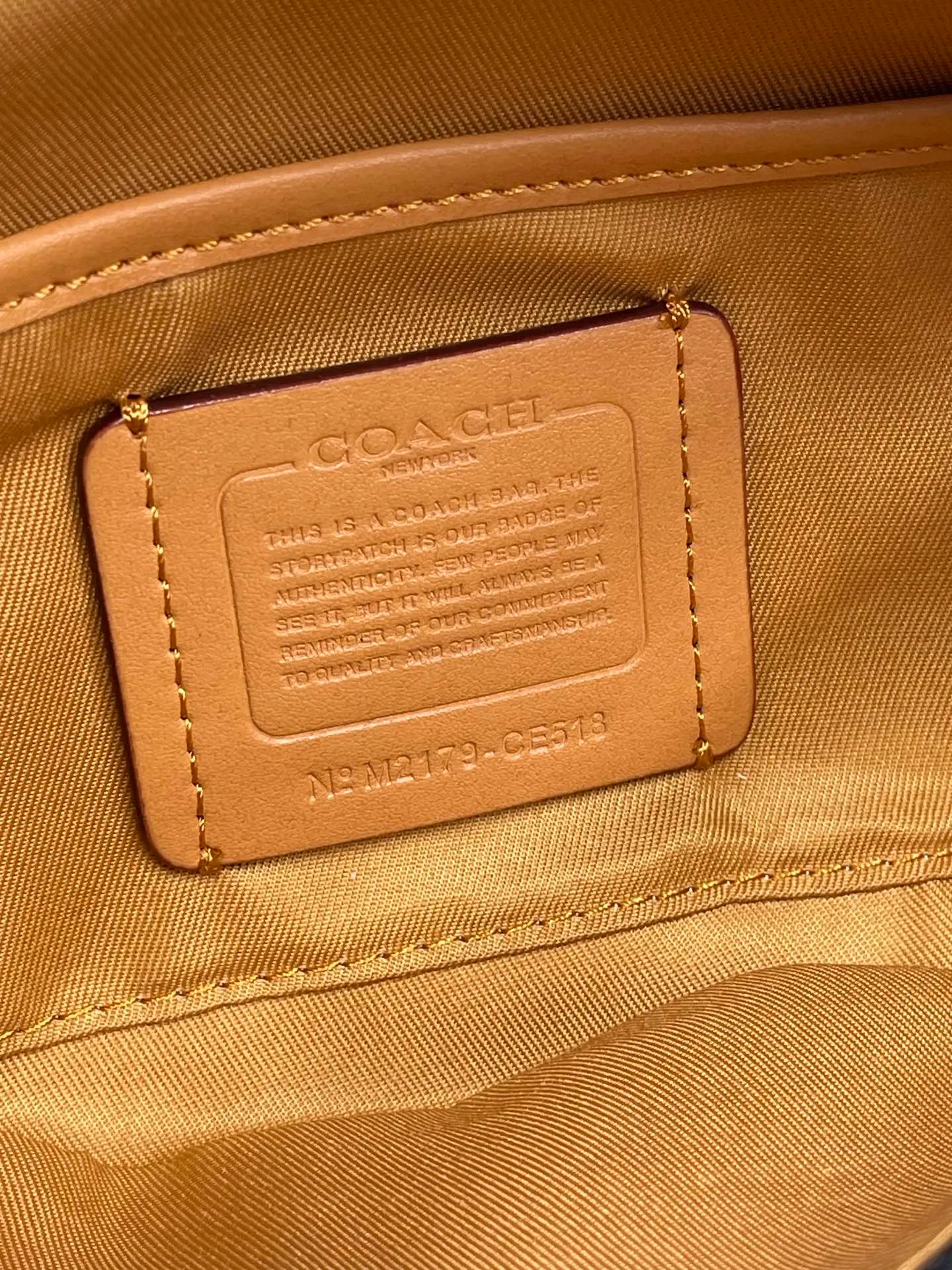 Top original order, batch 400💰Coach/Coach's new denim waist bag, model number: CJ825 Pillow Madison women's waist bag, super popular classic denim leather in summer with retro denim elements, a new interpretation of Soft Tabby's versatile charm, a wonderful collision of denim black and dark blue, it is very dazzling with any clothes, giving people a lazy and comfortable style. Size: 34.14.7.