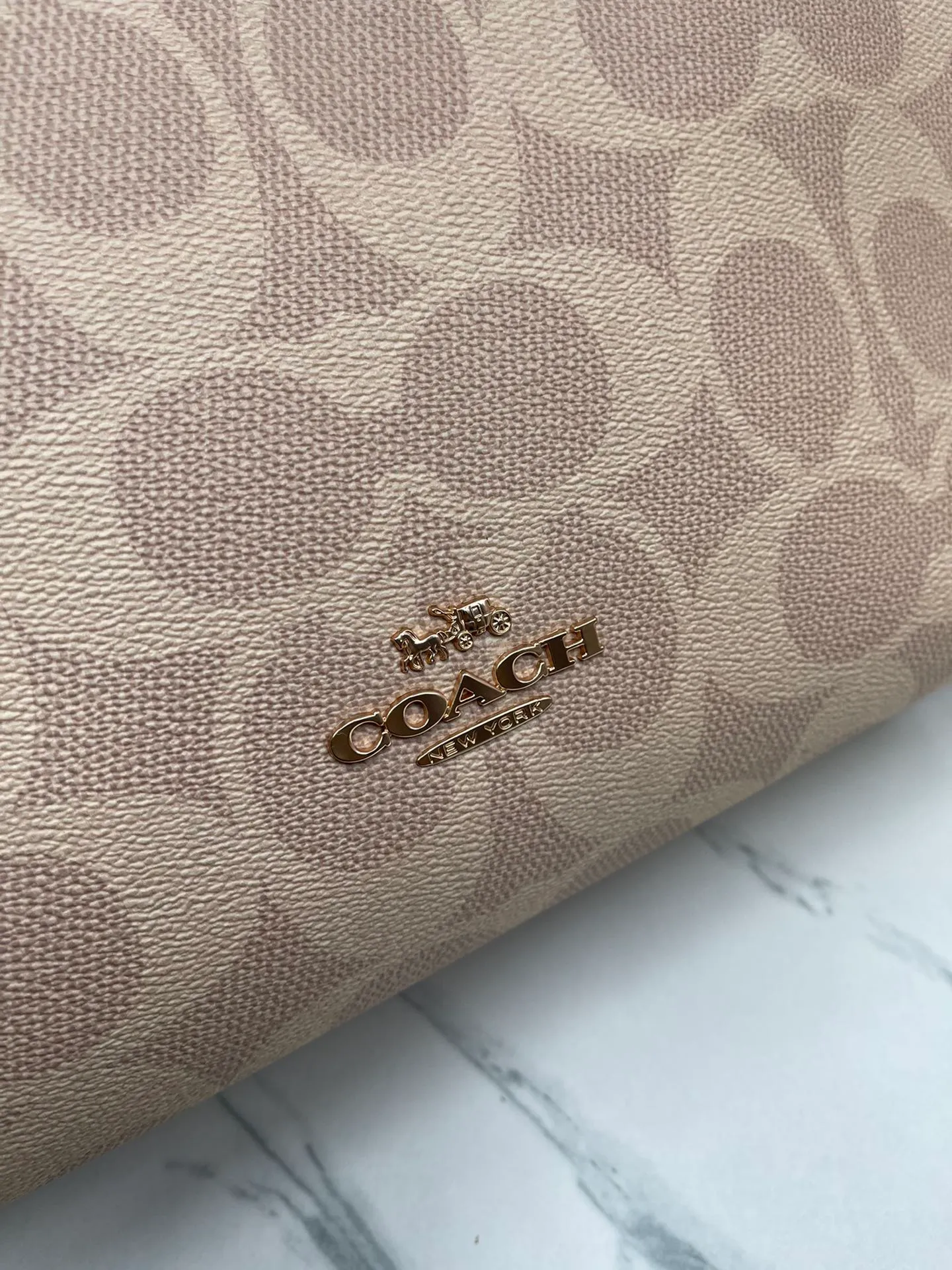 P460¥😍Coach's new handbag Maggie tote Coach's new CY677 CY676 tote bag - all sizes are available with logo and presbyopia - there are also classic solid colors, which are better for autumn and winter matching. Large size: 36.5✖️28✖️14cm. The computer can be easily placed. The small size is more suitable for sisters who like to carry it hand-held.
