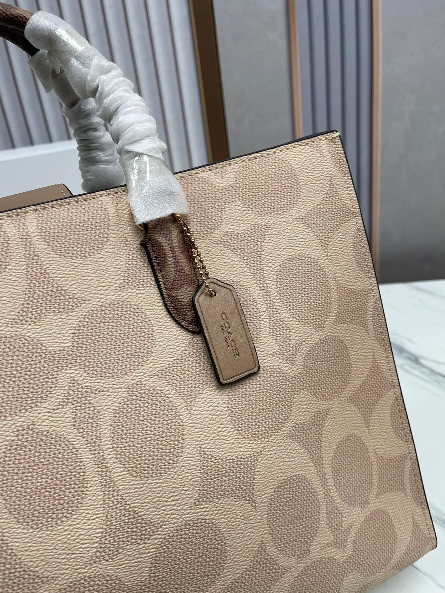 P460¥😍Coach's new handbag Maggie tote Coach's new CY677 CY676 tote bag - all sizes are available with logo and presbyopia - there are also classic solid colors, which are better for autumn and winter matching. Large size: 36.5✖️28✖️14cm. The computer can be easily placed. The small size is more suitable for sisters who like to carry it hand-held.