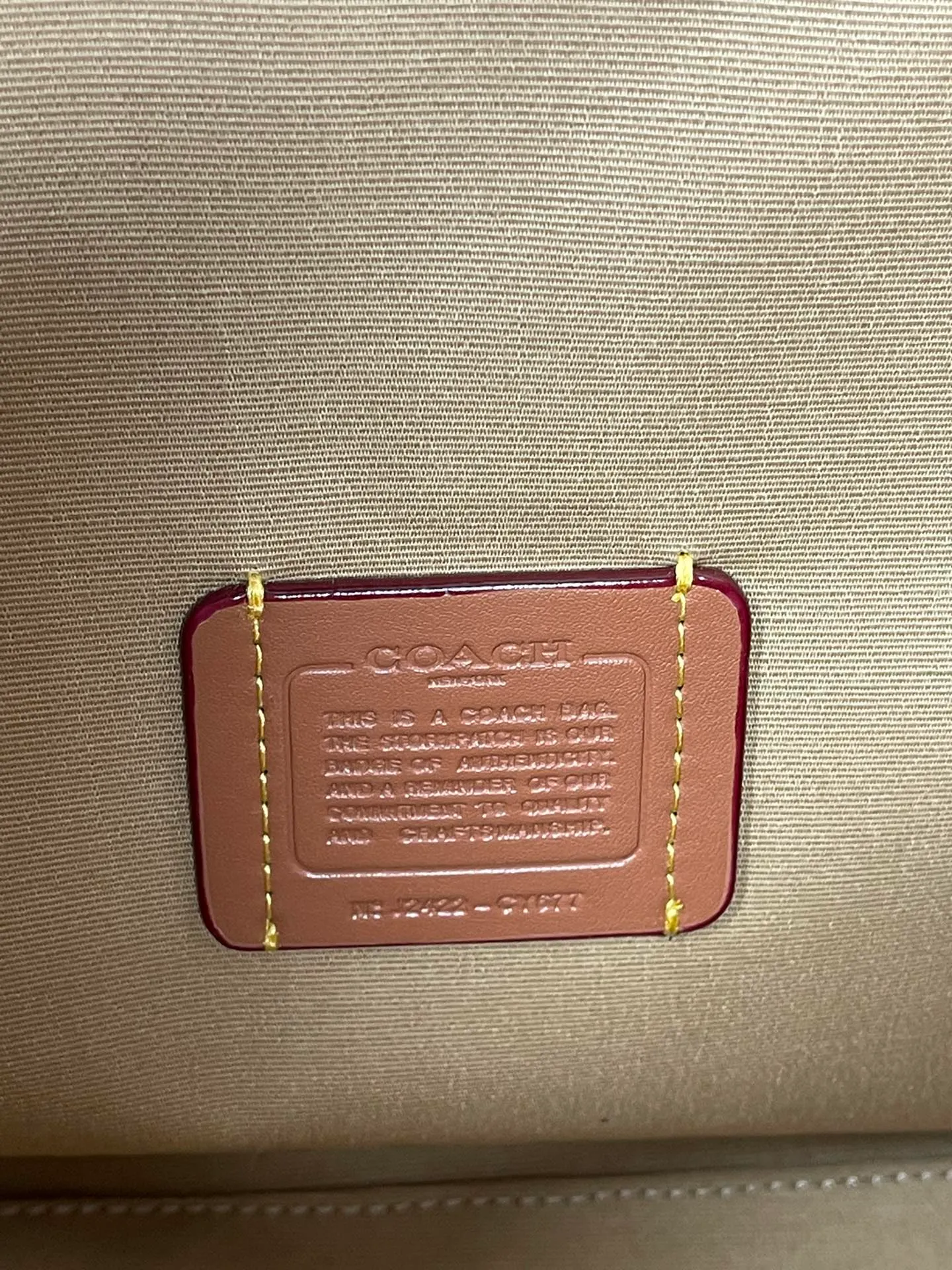 P460¥😍Coach's new handbag Maggie tote Coach's new CY677 CY676 tote bag - all sizes are available with logo and presbyopia - there are also classic solid colors, which are better for autumn and winter matching. Large size: 36.5✖️28✖️14cm. The computer can be easily placed. The small size is more suitable for sisters who like to carry it hand-held.