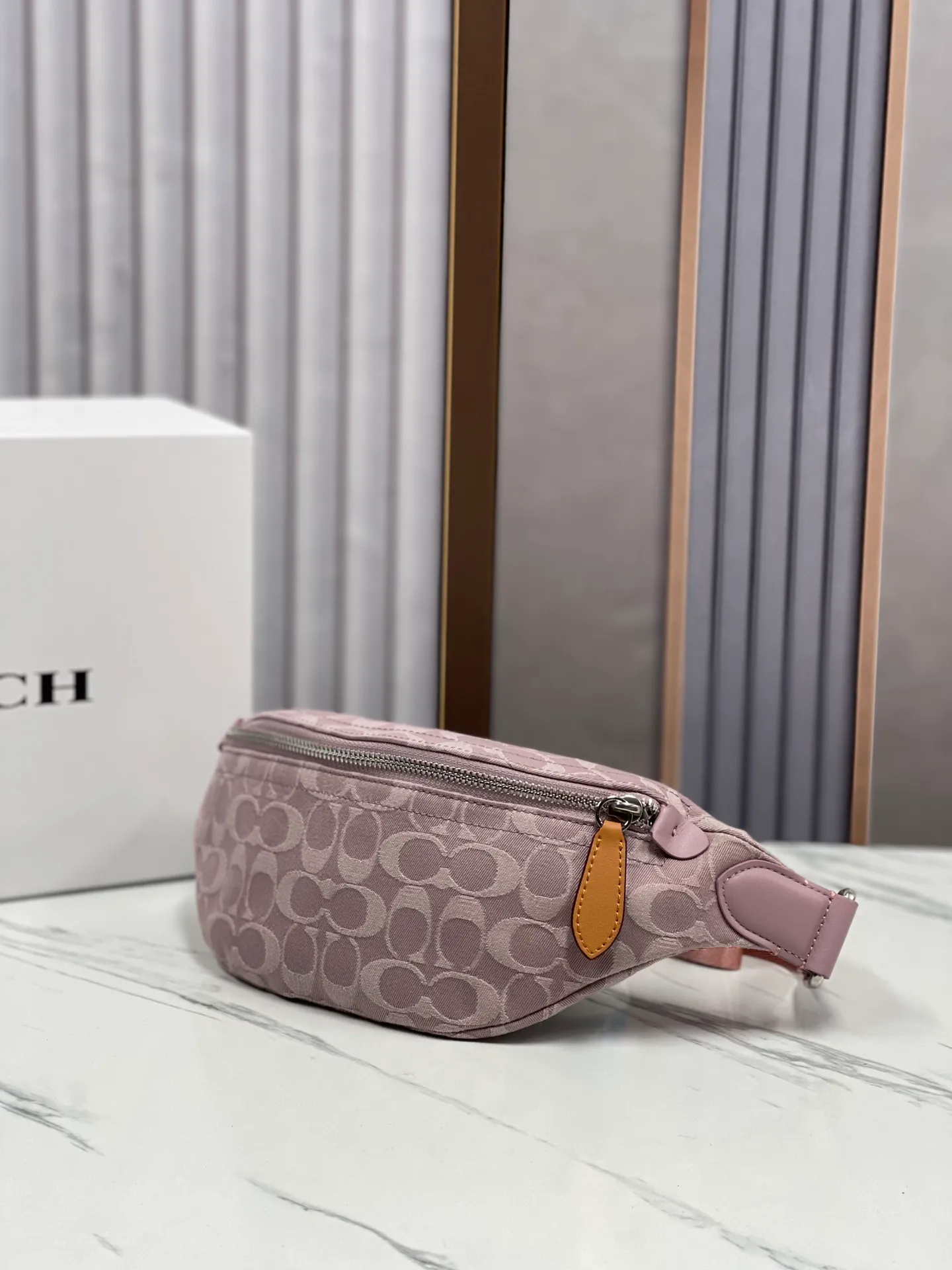 Top original order, batch 400💰Coach/Coach's new denim waist bag, model number: CJ825 Pillow Madison women's waist bag, super popular summer color with retro denim elements, new interpretation of Soft Tabby's versatile charm, a wonderful collision of denim black and dark blue colors, very dazzling with any clothes, giving people a lazy and comfortable style. Size: 34.14.7.