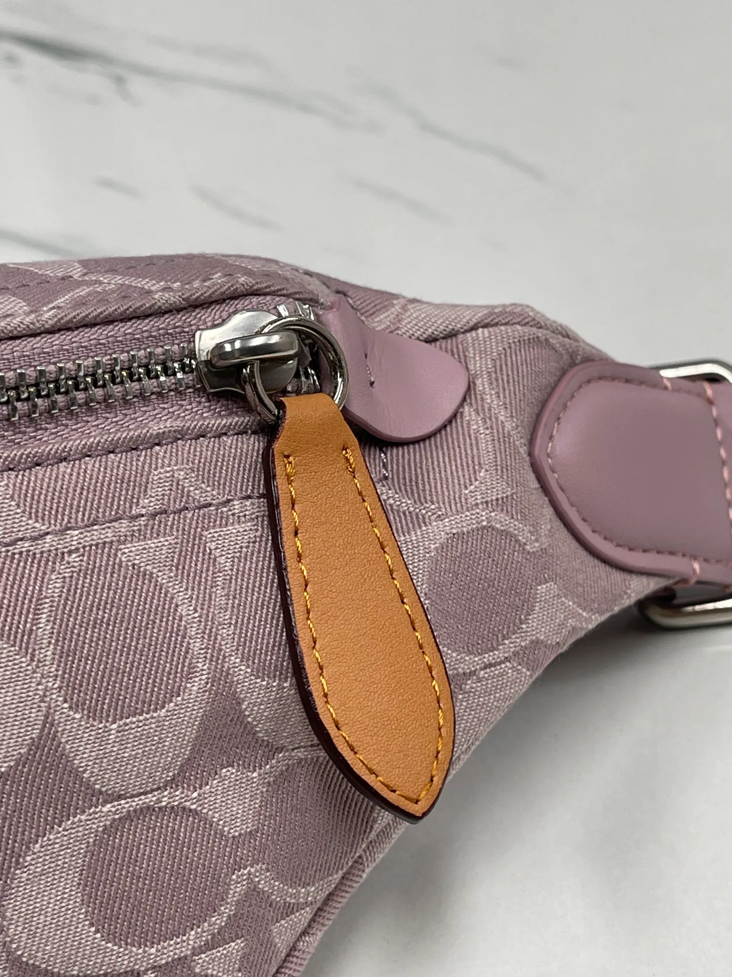 Top original order, batch 400💰Coach/Coach's new denim waist bag, model number: CJ825 Pillow Madison women's waist bag, super popular summer color with retro denim elements, new interpretation of Soft Tabby's versatile charm, a wonderful collision of denim black and dark blue colors, very dazzling with any clothes, giving people a lazy and comfortable style. Size: 34.14.7.