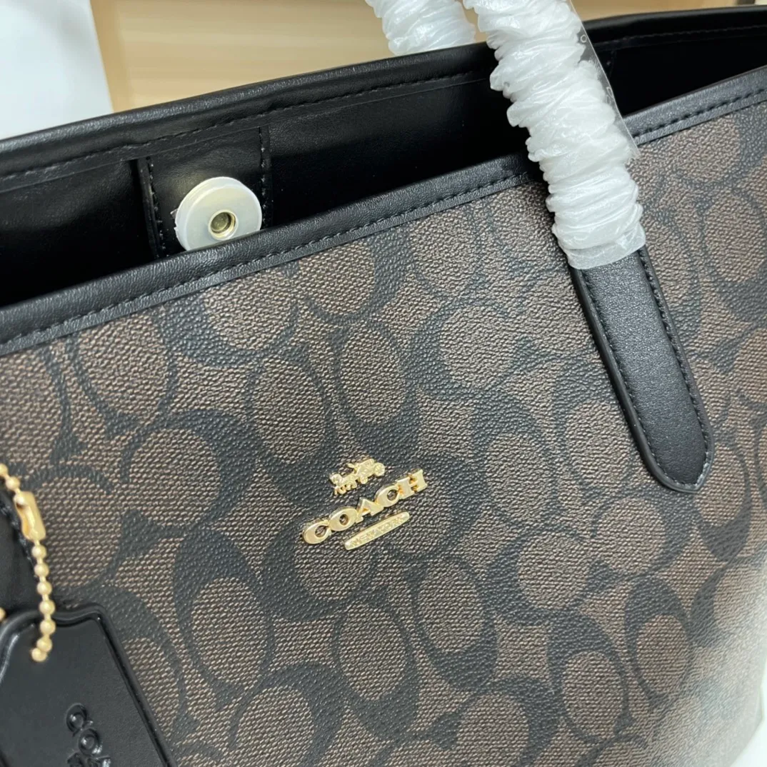 Top original order 400 in batches💰. Coach/Coach new large shopping bag. Style number: 5696& Classic presbyopic logo tote bag is super cute. It is suitable for commuting. It has a huge capacity and is also very suitable for mothers. It has a wide range of applicability, especially suitable for students, part-time workers and mothers. Size: 34*31*16 cm,