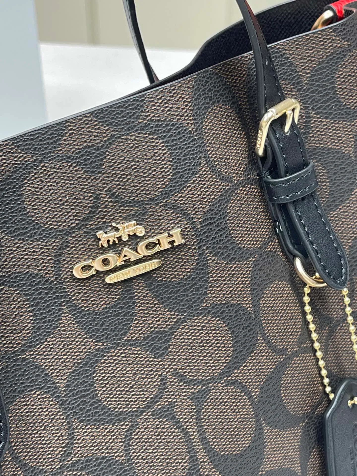 Top original order batch 400💰coach/Coach new model number: C4084 new [Mollie Tote 25] small size tote. But there is no shortage of compartments. The material is classic and durable. There are many ways to match it. It can be carried by hand, on the shoulder, or cross-body. Another popular style. Little sisters, get it now! New colors are being unlocked ~ Size: 25*19*11,