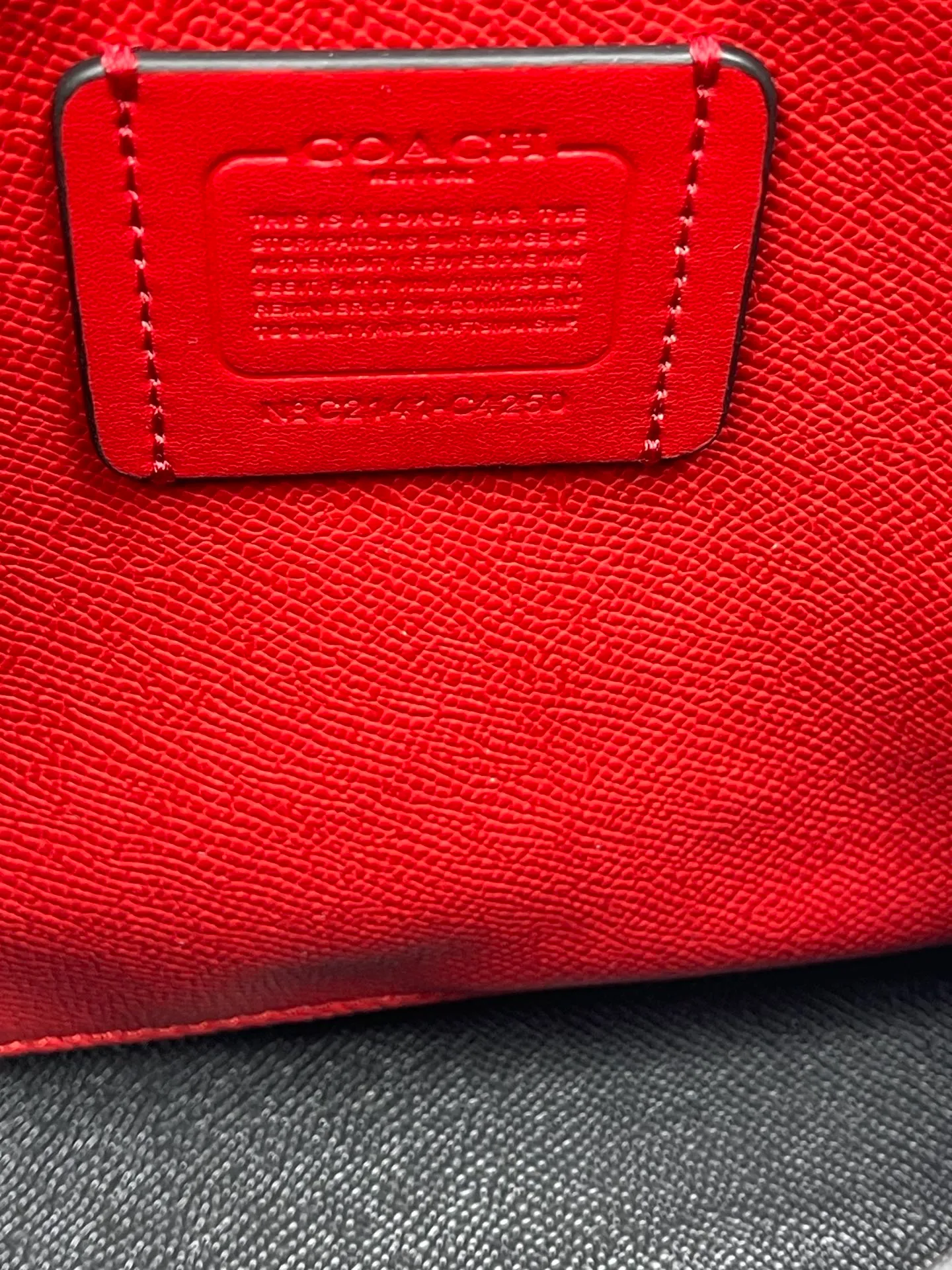 Top original order batch 400💰coach/Coach new model number: C4084 new [Mollie Tote 25] small size tote. But there is no shortage of compartments. The material is classic and durable. There are many ways to match it. It can be carried by hand, on the shoulder, or cross-body. Another popular style. Little sisters, get it now! New colors are being unlocked ~ Size: 25*19*11,