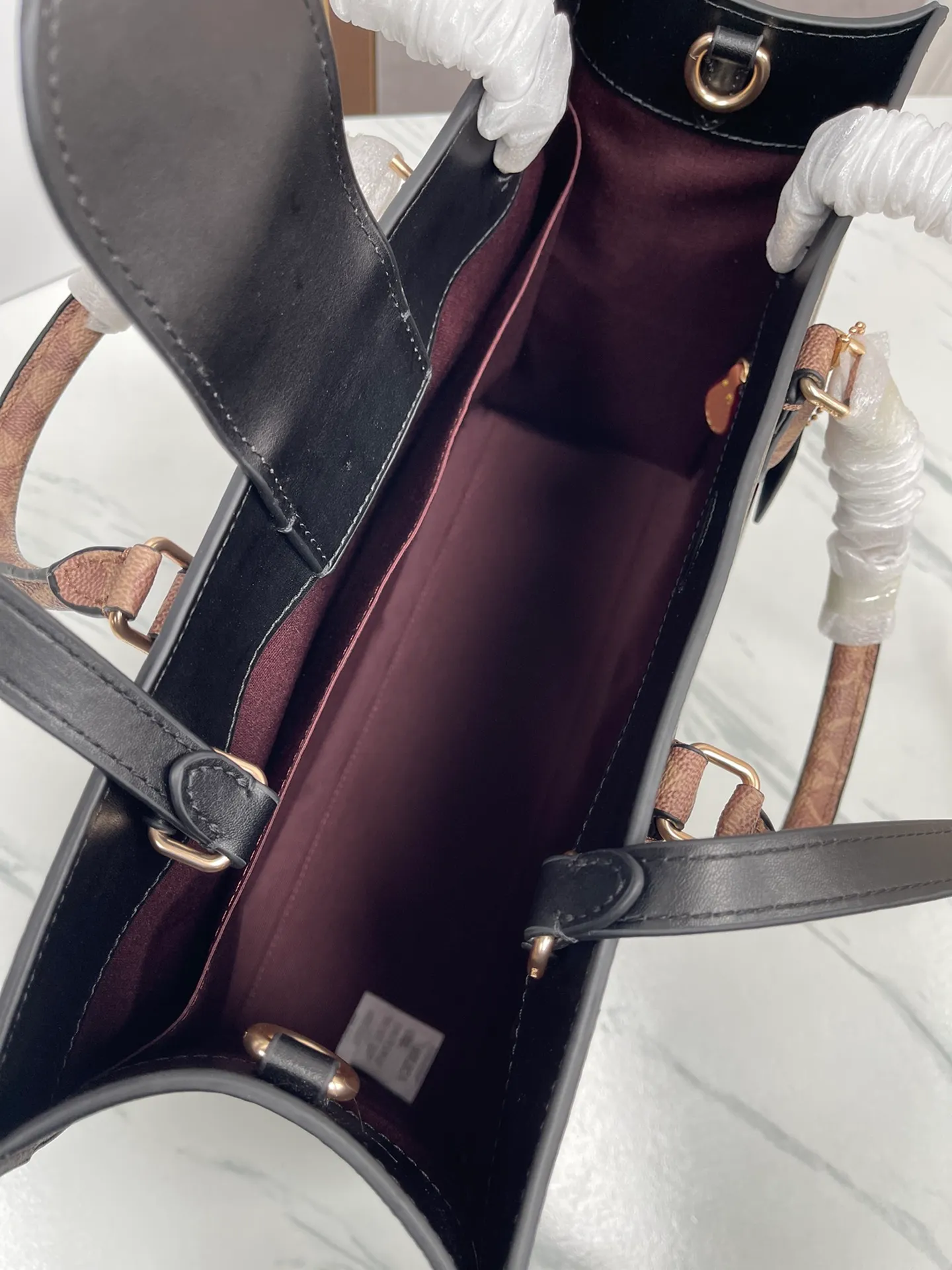 P460¥😍Coach's new handbag Maggie tote Coach's new CY677 CY676 tote bag - all sizes are available with logo and presbyopia - there are also classic solid colors, which are better for autumn and winter matching. Large size: 36.5✖️28✖️14cm. The computer can be easily placed. The small size is more suitable for sisters who like to carry it hand-held.