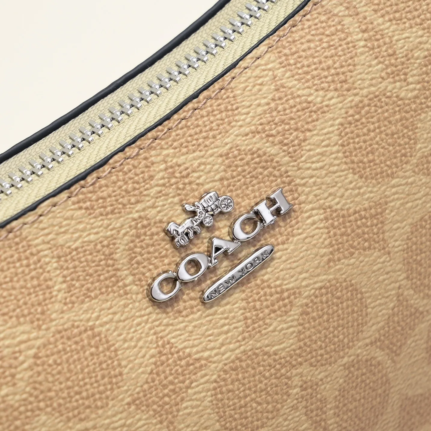 P260 [Top original order] Style number: CV993 Size: 24.5*15.5*7.5cm