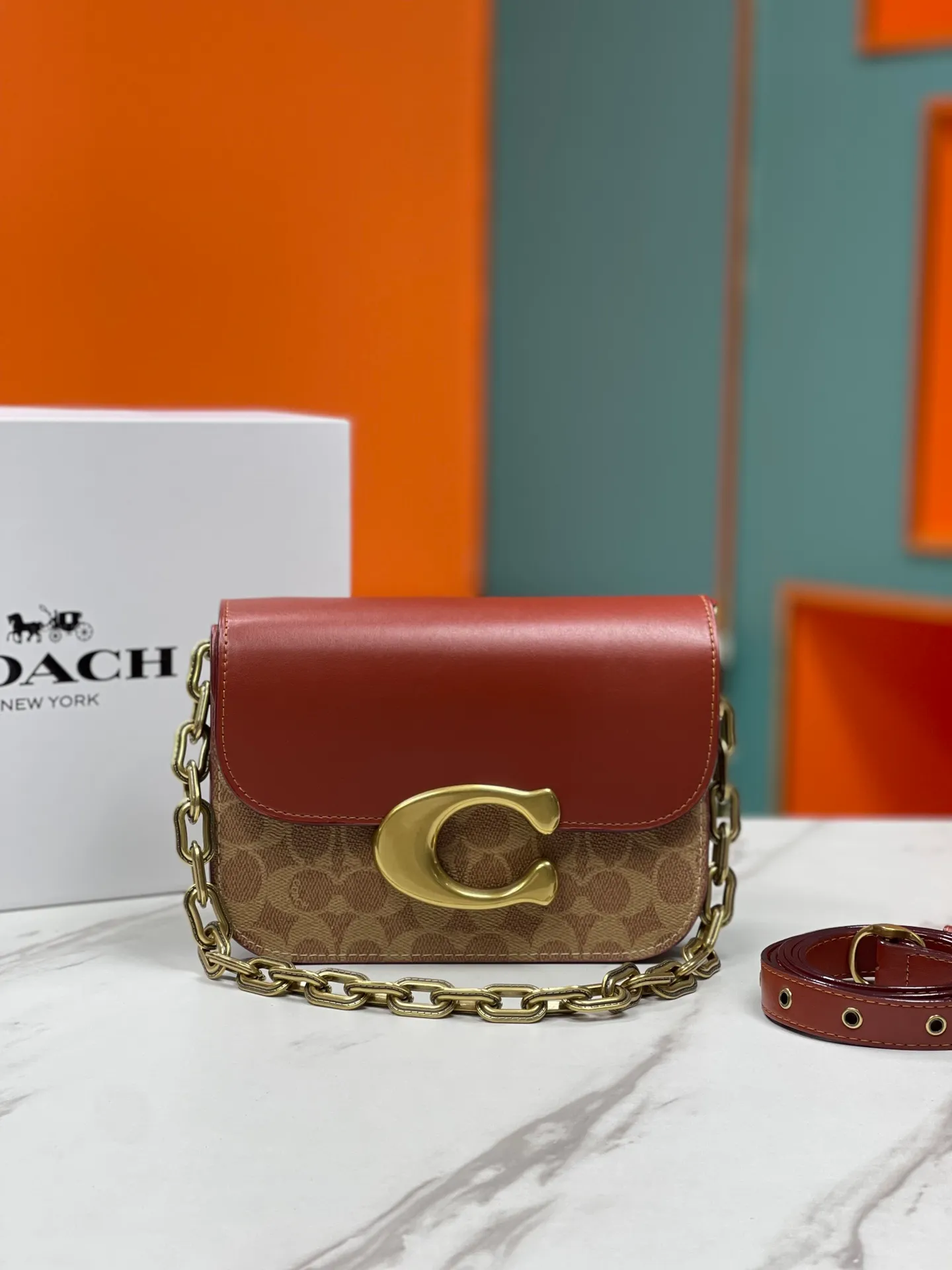 Top original order batch 580💰💃Coach's latest crossbody bag💐The shoulder strap design is full of 100 points. The leather detachable shoulder strap is also equipped with a retro old chain + leather shoulder strap. The big brand logo C is particularly obvious. The accordion-style side splicing snakeskin material is made of nappa sheepskin. The interior has three large compartments and a zipper compartment. The texture is very good! #coachNew #Chain Bag Model CM551. Size 21CM