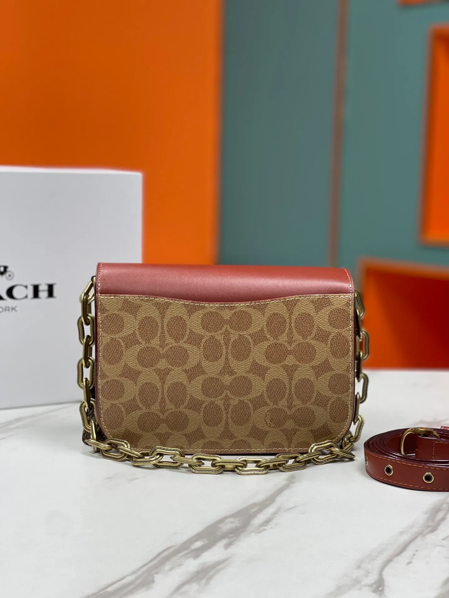 Top original order batch 580💰💃Coach's latest crossbody bag💐The shoulder strap design is full of 100 points. The leather detachable shoulder strap is also equipped with a retro old chain + leather shoulder strap. The big brand logo C is particularly obvious. The accordion-style side splicing snakeskin material is made of nappa sheepskin. The interior has three large compartments and a zipper compartment. The texture is very good! #coachNew #Chain Bag Model CM551. Size 21CM