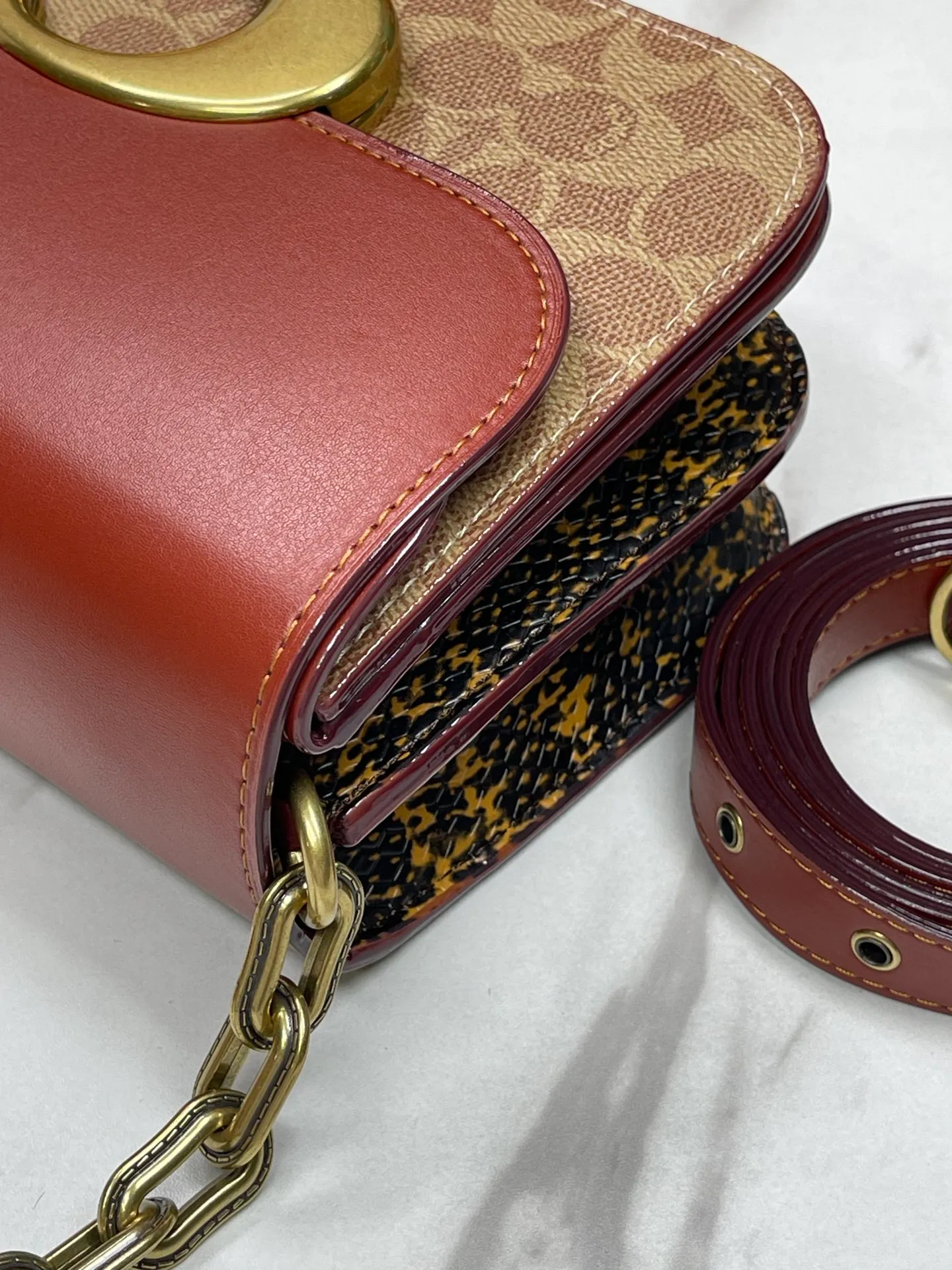 Top original order batch 580💰💃Coach's latest crossbody bag💐The shoulder strap design is full of 100 points. The leather detachable shoulder strap is also equipped with a retro old chain + leather shoulder strap. The big brand logo C is particularly obvious. The accordion-style side splicing snakeskin material is made of nappa sheepskin. The interior has three large compartments and a zipper compartment. The texture is very good! #coachNew #Chain Bag Model CM551. Size 21CM