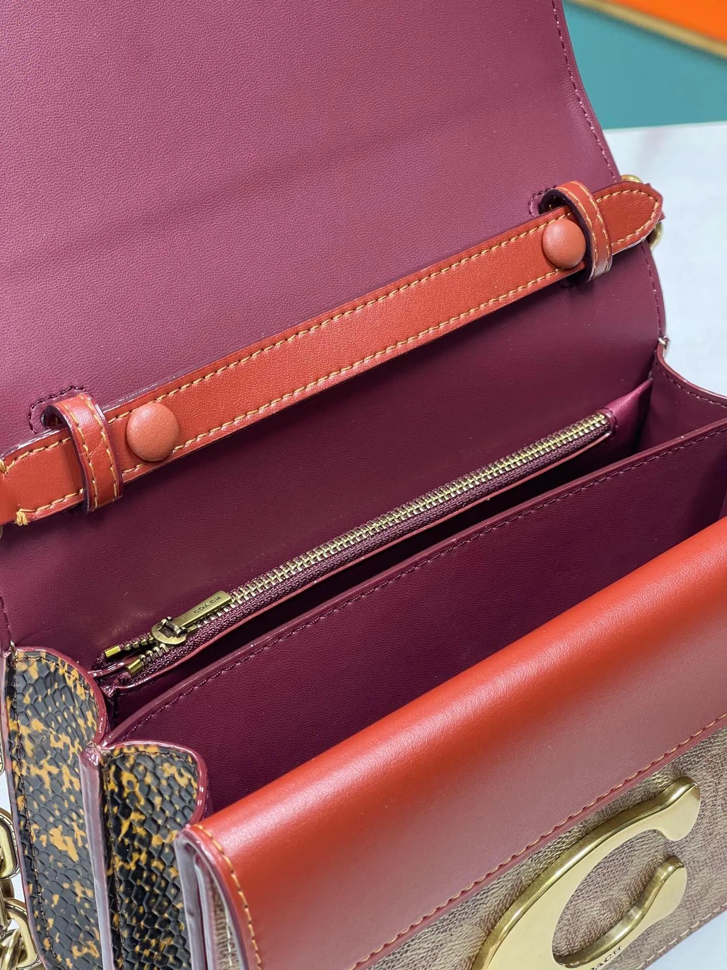 Top original order batch 580💰💃Coach's latest crossbody bag💐The shoulder strap design is full of 100 points. The leather detachable shoulder strap is also equipped with a retro old chain + leather shoulder strap. The big brand logo C is particularly obvious. The accordion-style side splicing snakeskin material is made of nappa sheepskin. The interior has three large compartments and a zipper compartment. The texture is very good! #coachNew #Chain Bag Model CM551. Size 21CM