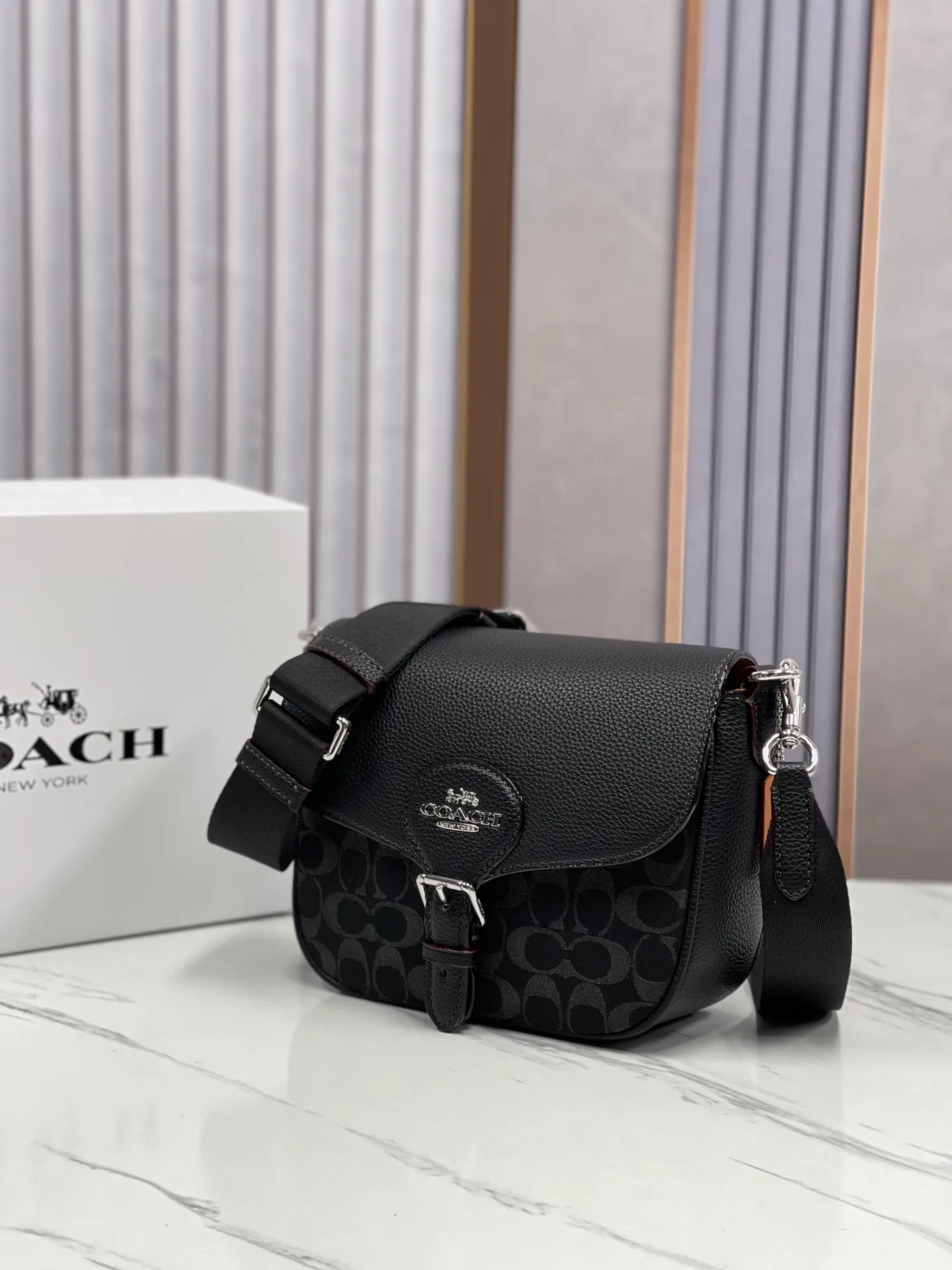 Batch 500💰Coach’s new saddle bag model CQ185 black denim Amelia saddle bag, the pebbled cowhide flap is like a delicate scroll, and the wide woven shoulder strap is light and comfortable. , complementing Amelia's classic design, injecting playful and youthful colors into the outfit. Size 23X18
