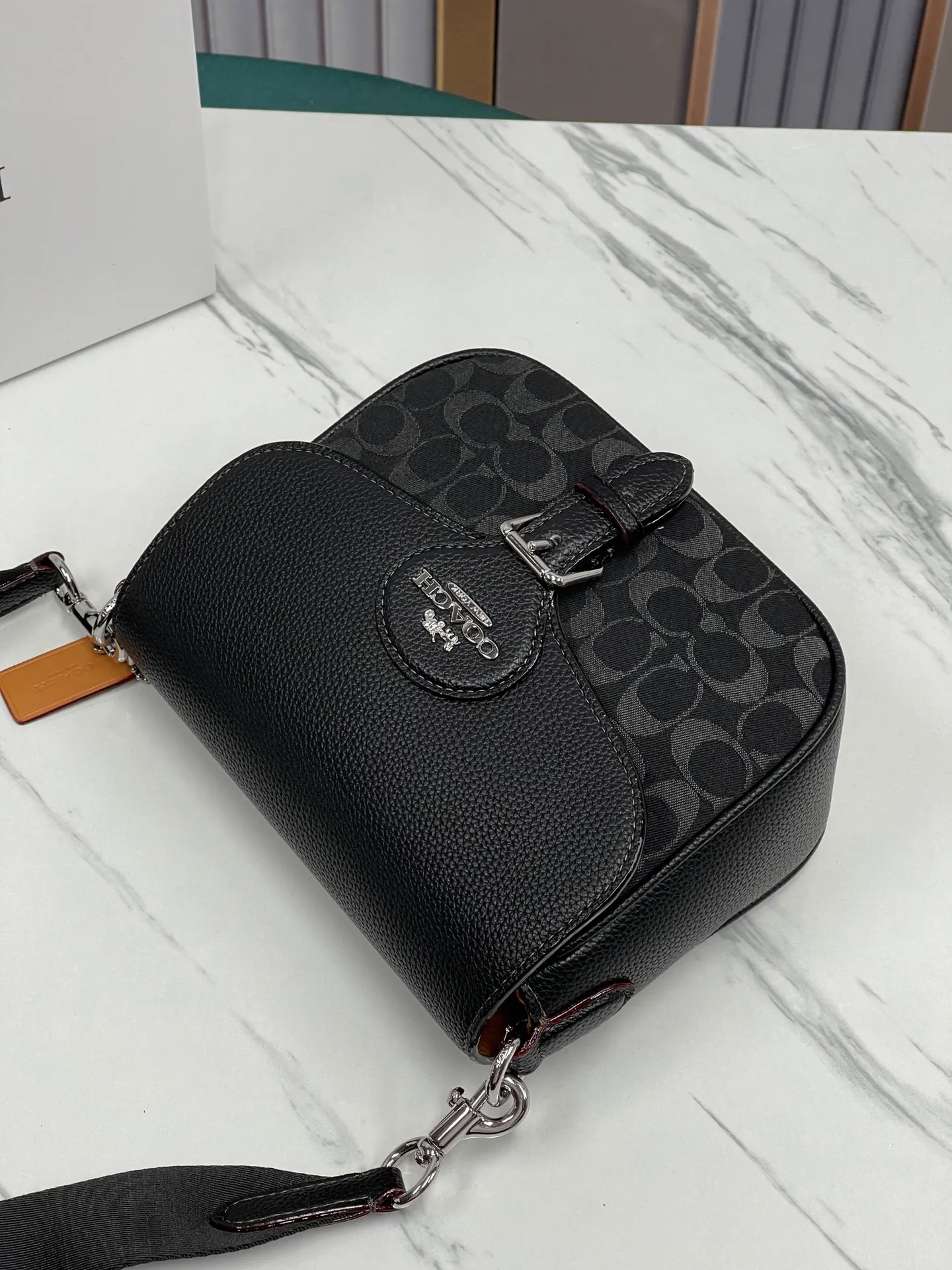 Batch 500💰Coach’s new saddle bag model CQ185 black denim Amelia saddle bag, the pebbled cowhide flap is like a delicate scroll, and the wide woven shoulder strap is light and comfortable. , complementing Amelia's classic design, injecting playful and youthful colors into the outfit. Size 23X18