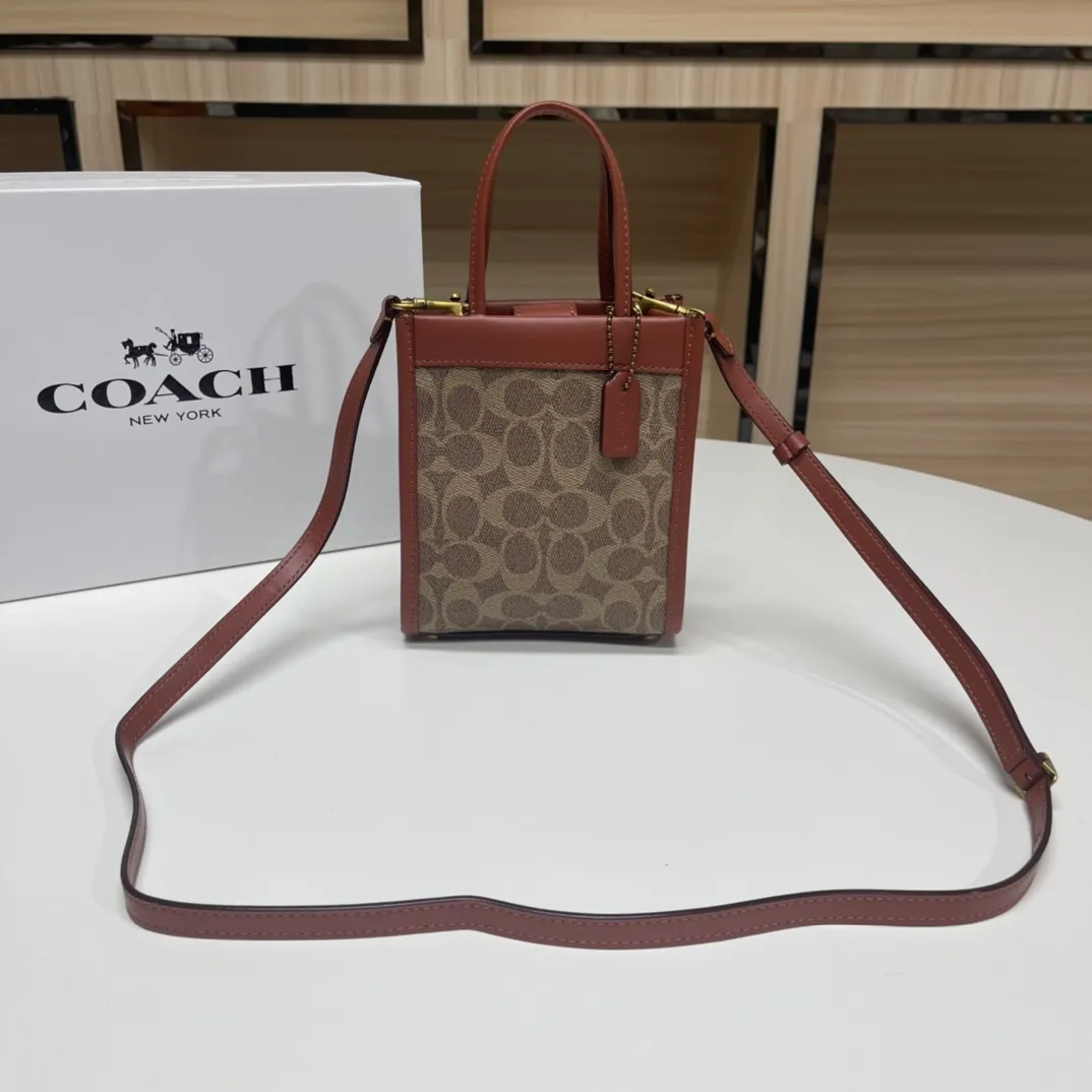 Top original order batch 380💰.  Koujia Mini Cashin tote is a bag that pays homage to classics yet is cute. The small bag shape can hold daily necessities. It is a must-have item for simple going out ~ hand-held, one-shoulder or cross-body. You can switch it at will. 😎 The most classic caramel color will never go out of style. The classic hot color. There are foot nails at the bottom of the bag to prevent wear and tear. Very thoughtful design! Model 5277. Size: 14.5*17*7 cm