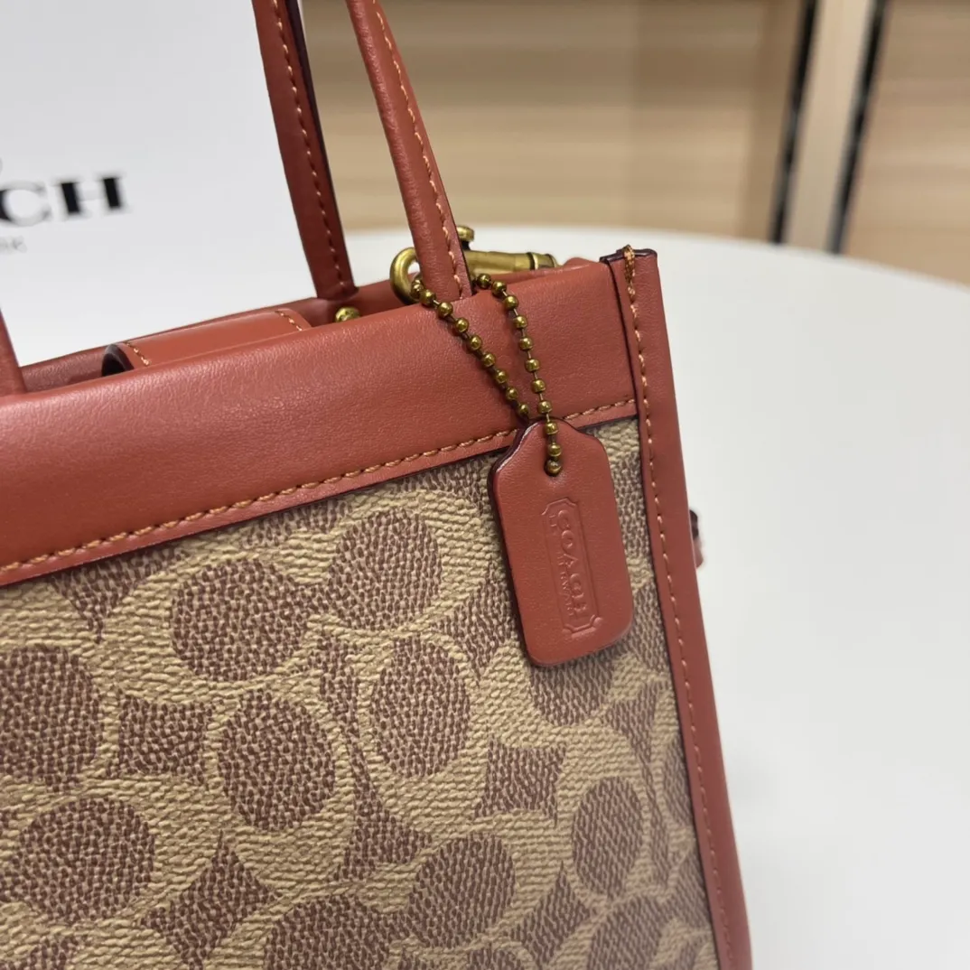 Top original order batch 380💰.  Koujia Mini Cashin tote is a bag that pays homage to classics yet is cute. The small bag shape can hold daily necessities. It is a must-have item for simple going out ~ hand-held, one-shoulder or cross-body. You can switch it at will. 😎 The most classic caramel color will never go out of style. The classic hot color. There are foot nails at the bottom of the bag to prevent wear and tear. Very thoughtful design! Model 5277. Size: 14.5*17*7 cm