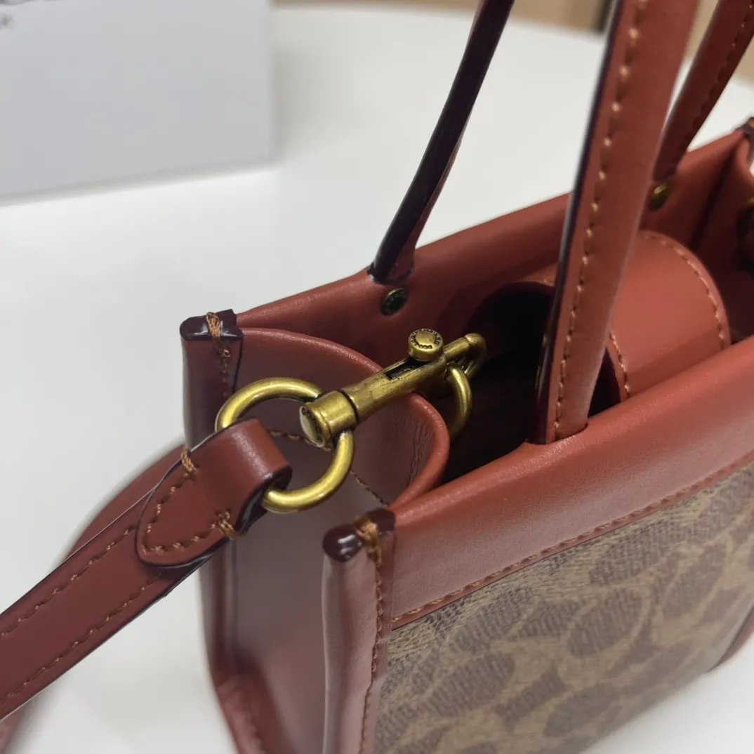 Top original order batch 380💰.  Koujia Mini Cashin tote is a bag that pays homage to classics yet is cute. The small bag shape can hold daily necessities. It is a must-have item for simple going out ~ hand-held, one-shoulder or cross-body. You can switch it at will. 😎 The most classic caramel color will never go out of style. The classic hot color. There are foot nails at the bottom of the bag to prevent wear and tear. Very thoughtful design! Model 5277. Size: 14.5*17*7 cm