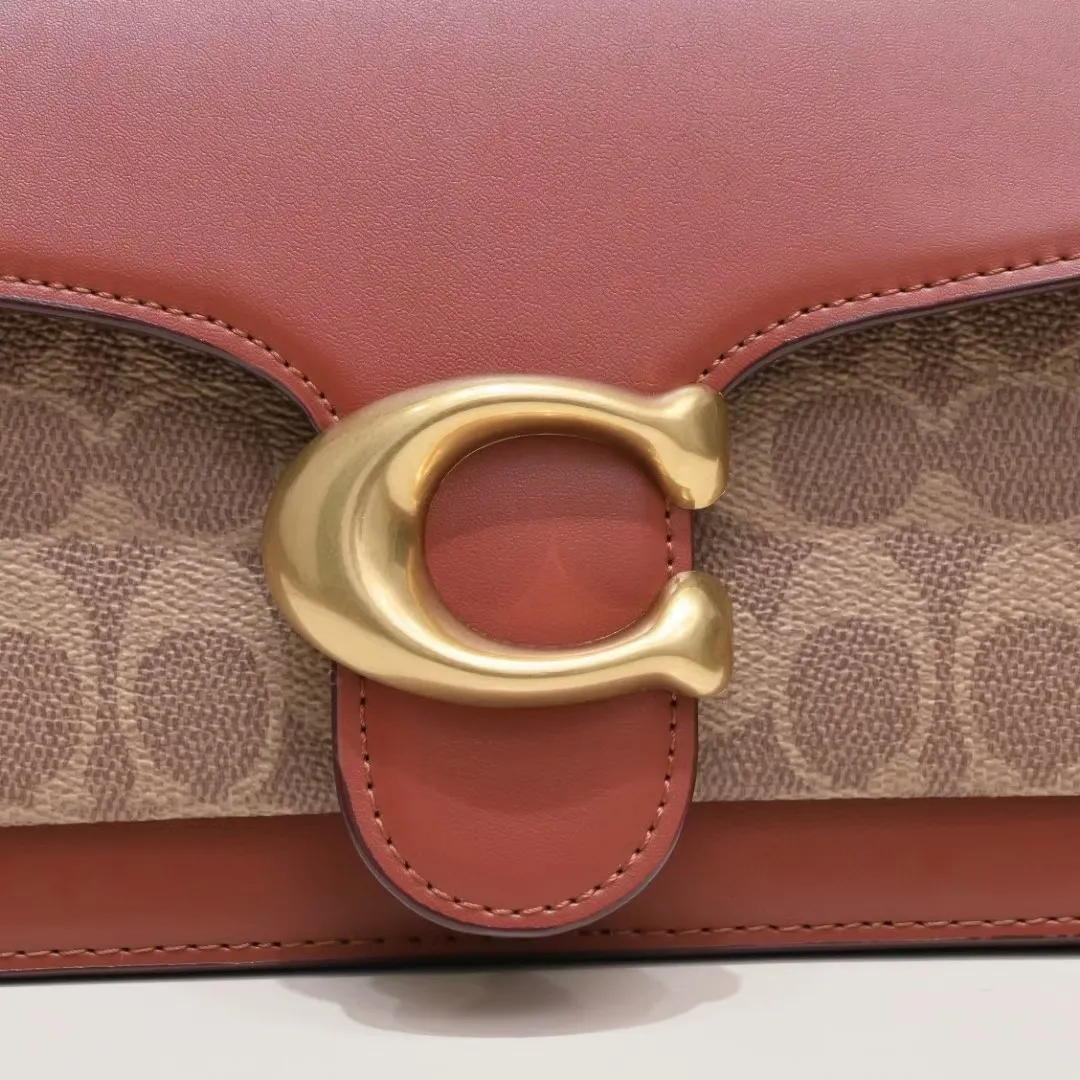 P440 [Top original order] Coach's upgraded version of the TABBY series No. 26 shoulder bag underarm bag CI032 is roughly the same as the old version. The bag shape is roughly the same. The difference is that the side of this bag adopts an accordion design, which increases the sense of layering! The inner compartment and leather texture have also been upgraded to look more advanced. A hot stamping LOGO has been added inside, which is classic and versatile, and practical! Size:26*15*8cm