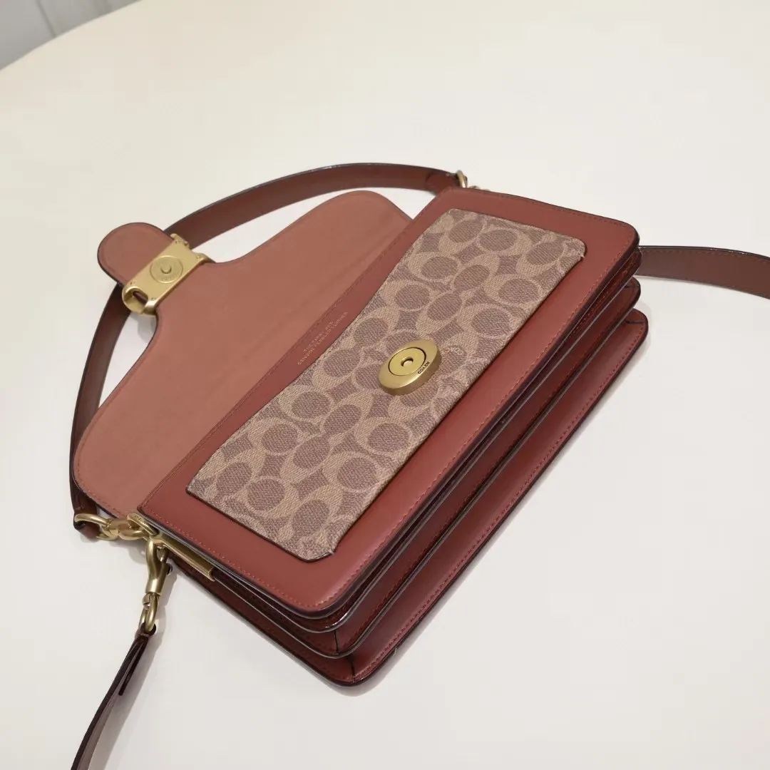 P440 [Top original order] Coach's upgraded version of the TABBY series No. 26 shoulder bag underarm bag CI032 is roughly the same as the old version. The bag shape is roughly the same. The difference is that the side of this bag adopts an accordion design, which increases the sense of layering! The inner compartment and leather texture have also been upgraded to look more advanced. A hot stamping LOGO has been added inside, which is classic and versatile, and practical! Size:26*15*8cm