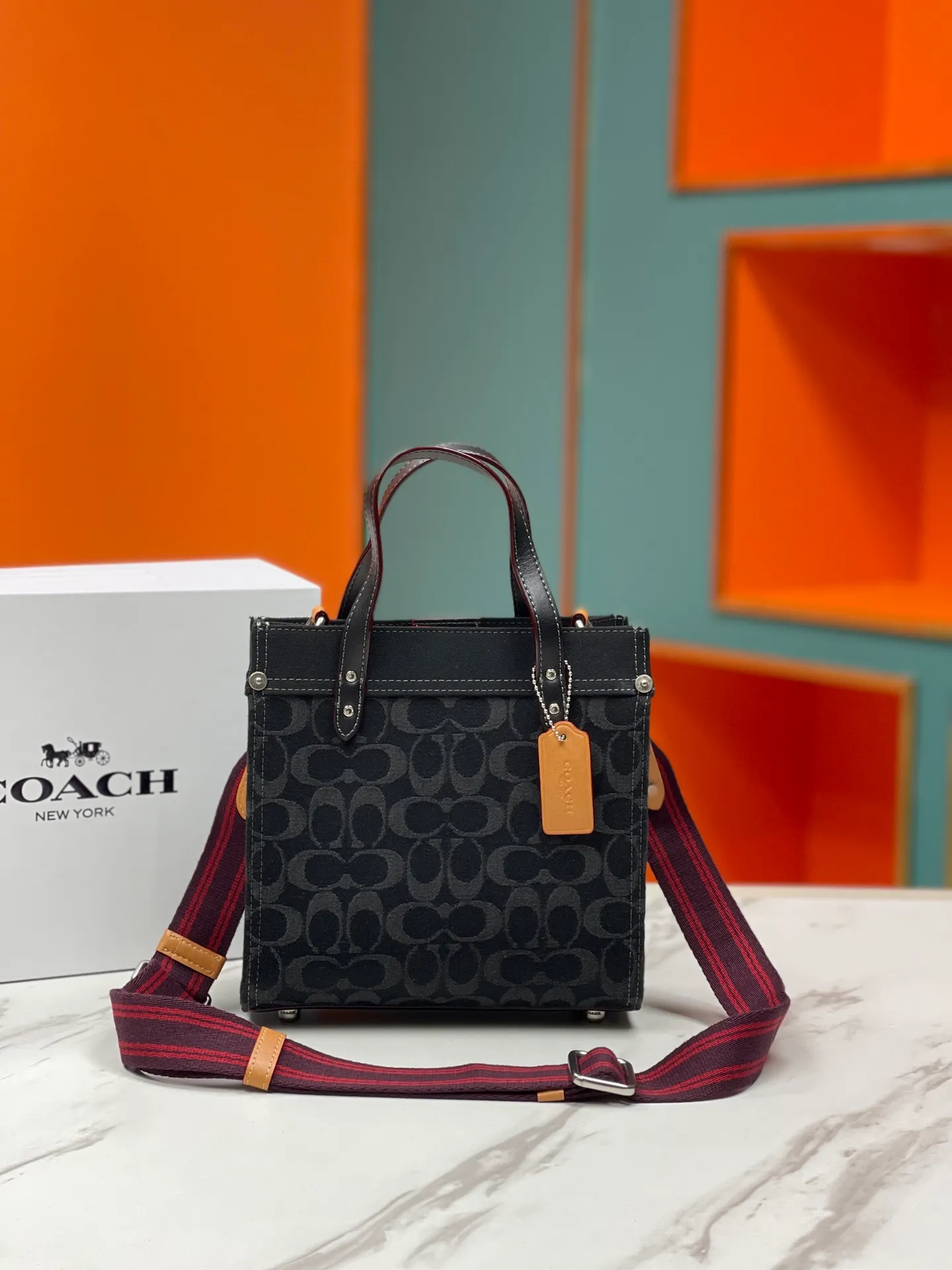 Top original order batch 460💰. coach/Coach’s new model CG091. Dempsey mini canvas Field Tote 22 vertical small tote shopping bag, the bag is small, cute and can be packed. It is very suitable for petite girls, fashionable and versatile ~ 22x21x12cm,