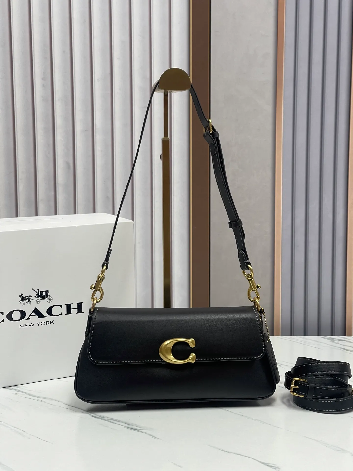 P420¥ [New counter product] COACH/Coach women's JET shoulder bag, crossbody bag, high-end design commuting model: CAM16. Size 25*11*5