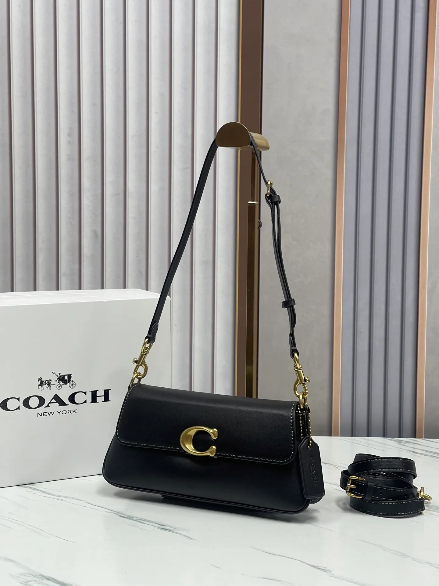 P420¥ [New counter product] COACH/Coach women's JET shoulder bag, crossbody bag, high-end design commuting model: CAM16. Size 25*11*5