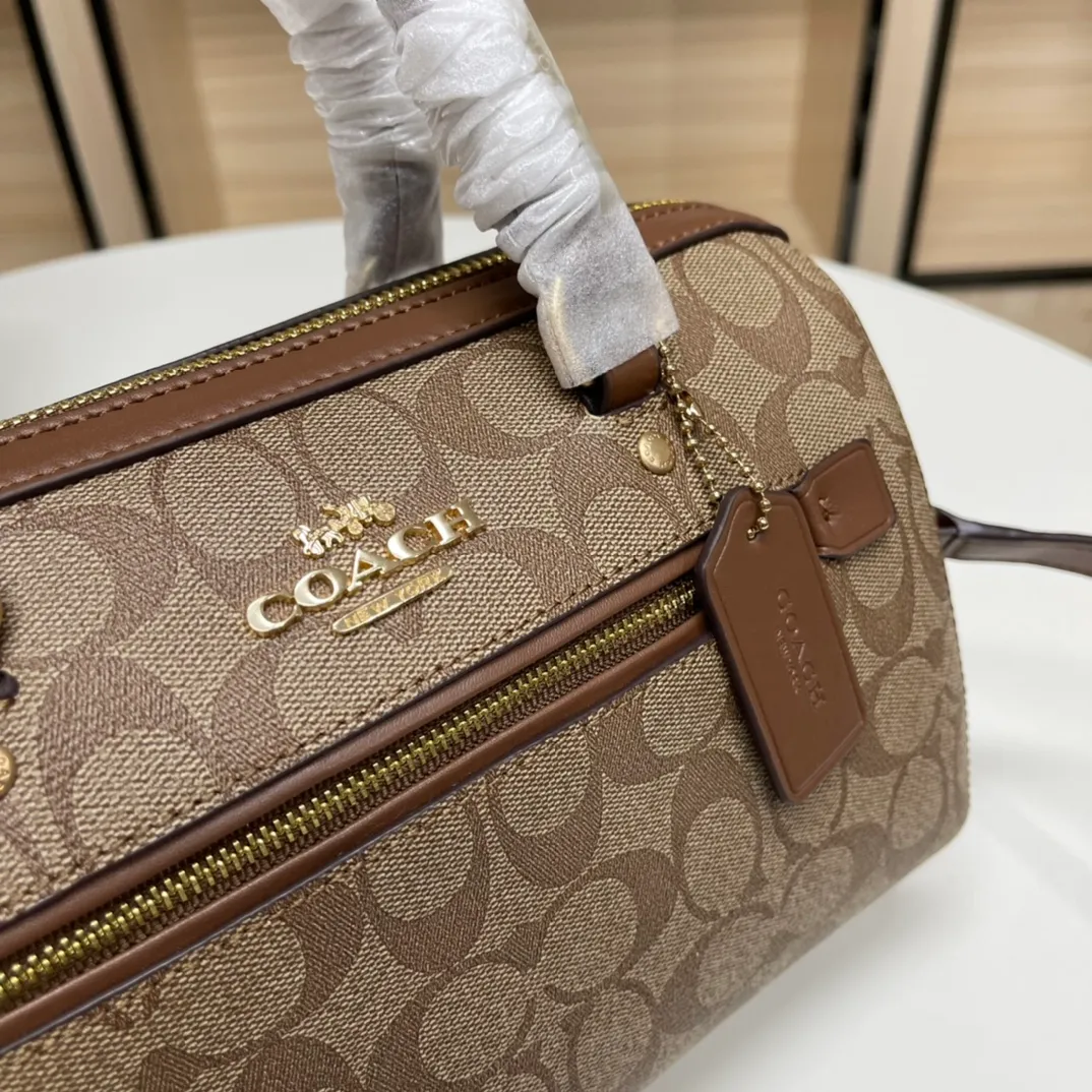 Top original order, batch 480💰COACH/Coach’s new Boston bag 83607 is a super practical bag, regardless of age or season. The bag has a large space and can hold a lot of things. This bag has a long shoulder strap and can be worn cross-body. Size:26*15*13cm