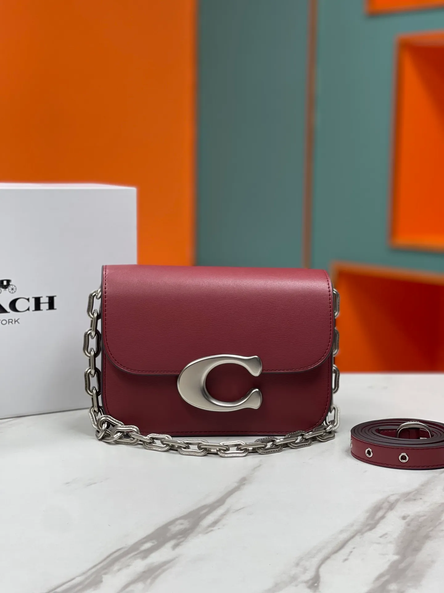 Top original order batch 580💃Coach’s latest crossbody bag💐 model CM587. The shoulder strap design has a full score of 100. The leather detachable shoulder strap is also equipped with a retro old chain + leather shoulder strap. The big brand logo C is particularly obvious. The accordion-style compartment is lined with three large compartments of Napa sheepskin and a zipper compartment. The texture is very good! #coach新的 #chain包 Size 21CM
