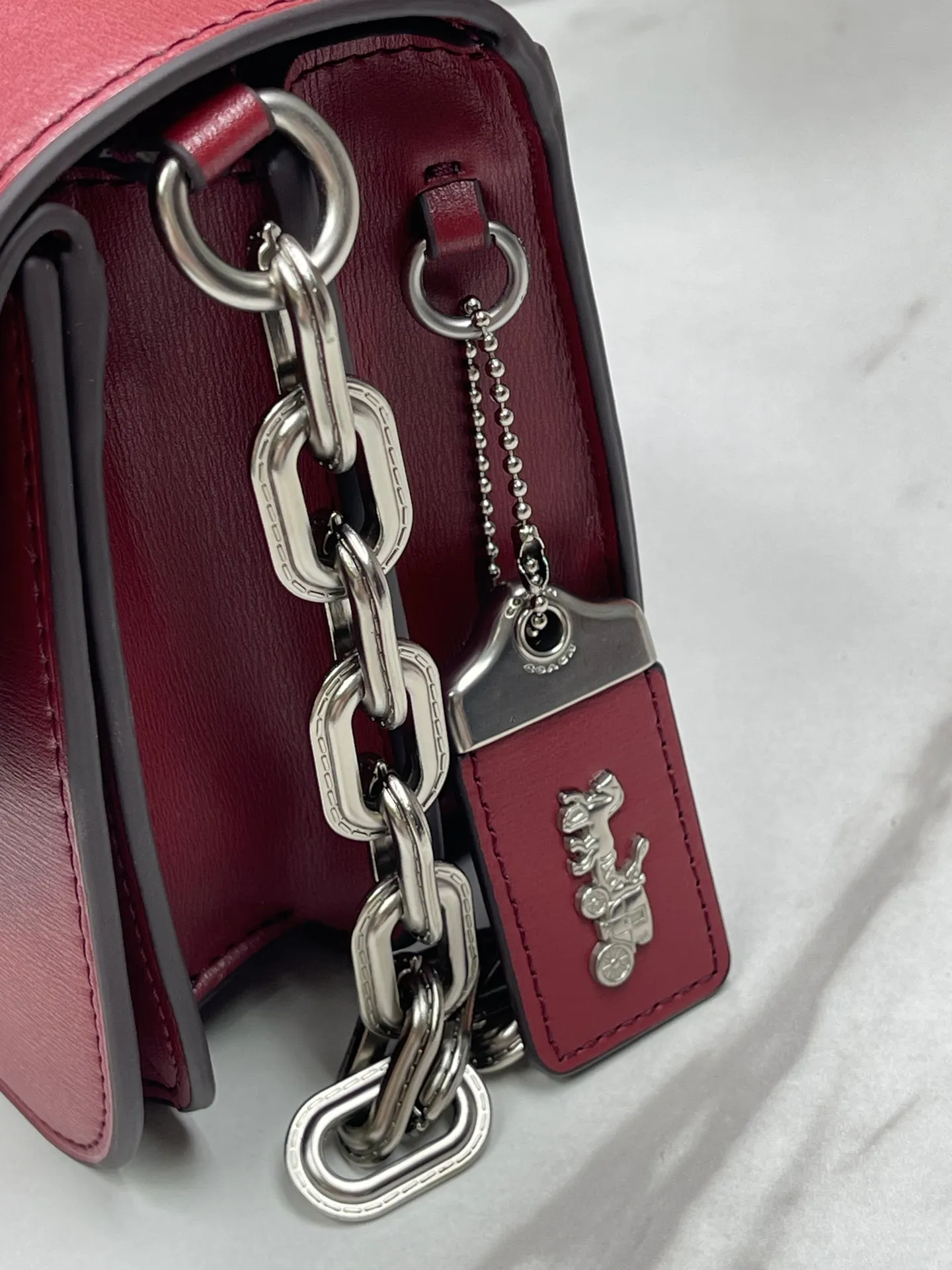 Top original order batch 580💃Coach’s latest crossbody bag💐 model CM587. The shoulder strap design has a full score of 100. The leather detachable shoulder strap is also equipped with a retro old chain + leather shoulder strap. The big brand logo C is particularly obvious. The accordion-style compartment is lined with three large compartments of Napa sheepskin and a zipper compartment. The texture is very good! #coach新的 #chain包 Size 21CM