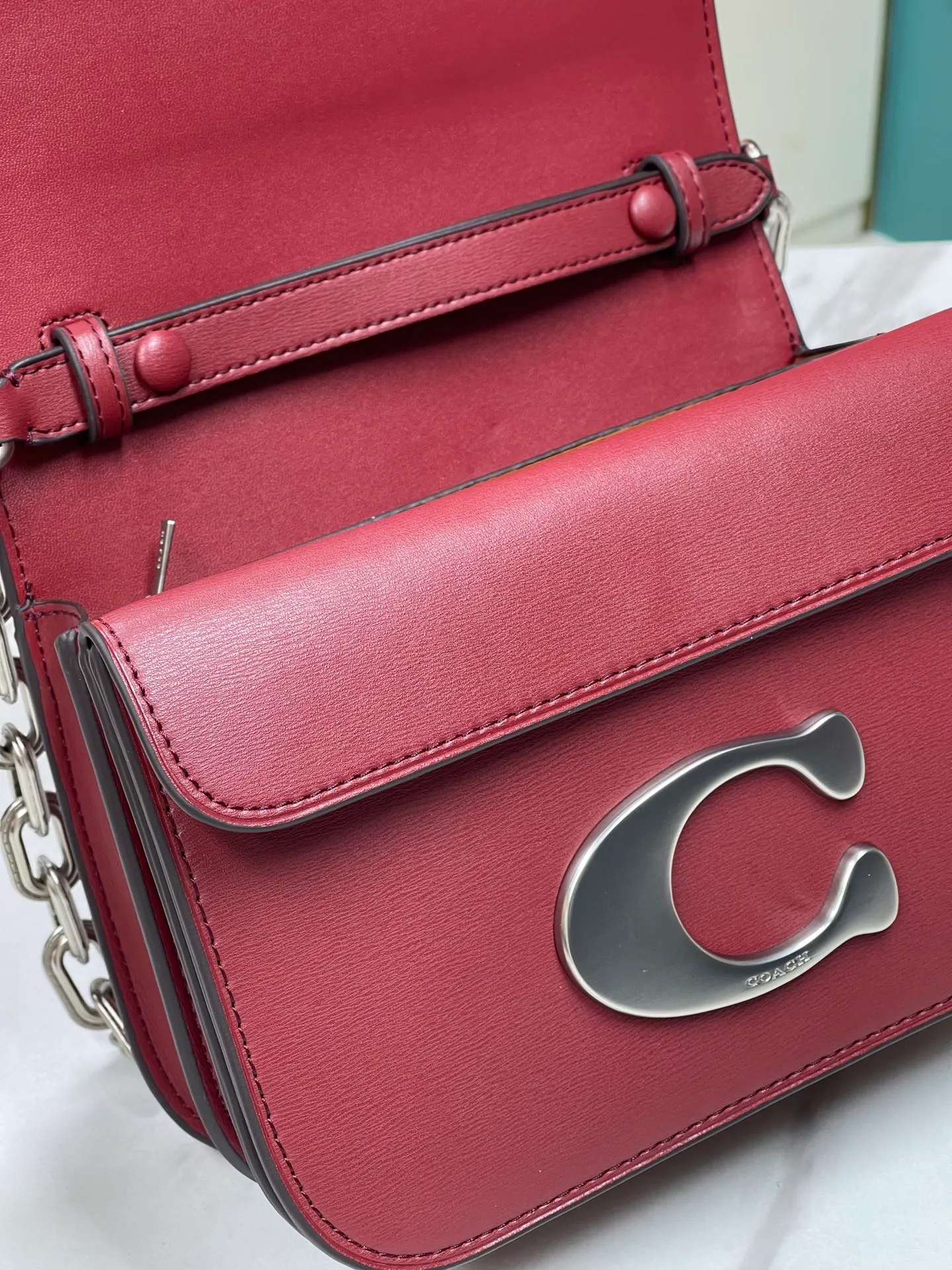 Top original order batch 580💃Coach’s latest crossbody bag💐 model CM587. The shoulder strap design has a full score of 100. The leather detachable shoulder strap is also equipped with a retro old chain + leather shoulder strap. The big brand logo C is particularly obvious. The accordion-style compartment is lined with three large compartments of Napa sheepskin and a zipper compartment. The texture is very good! #coach新的 #chain包 Size 21CM