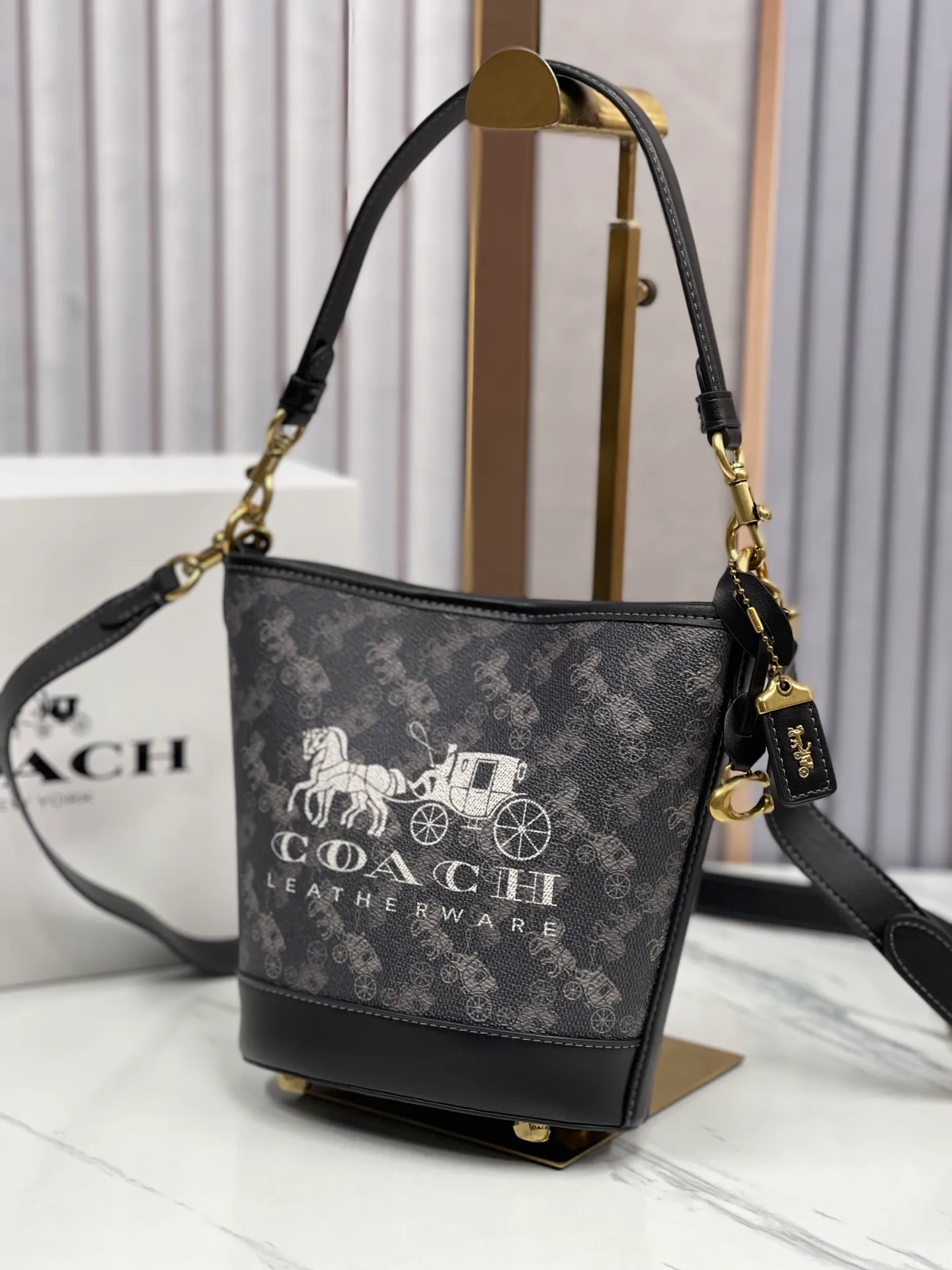 Batch 440💰Coach’s new bucket bag CJ828 can be worn under the arm or across the body. It has a compact and exquisite appearance with ample interior space. It is a must-have bucket bag for everyone. It is also a must-have item for commuting. Size 15.5/19/8
