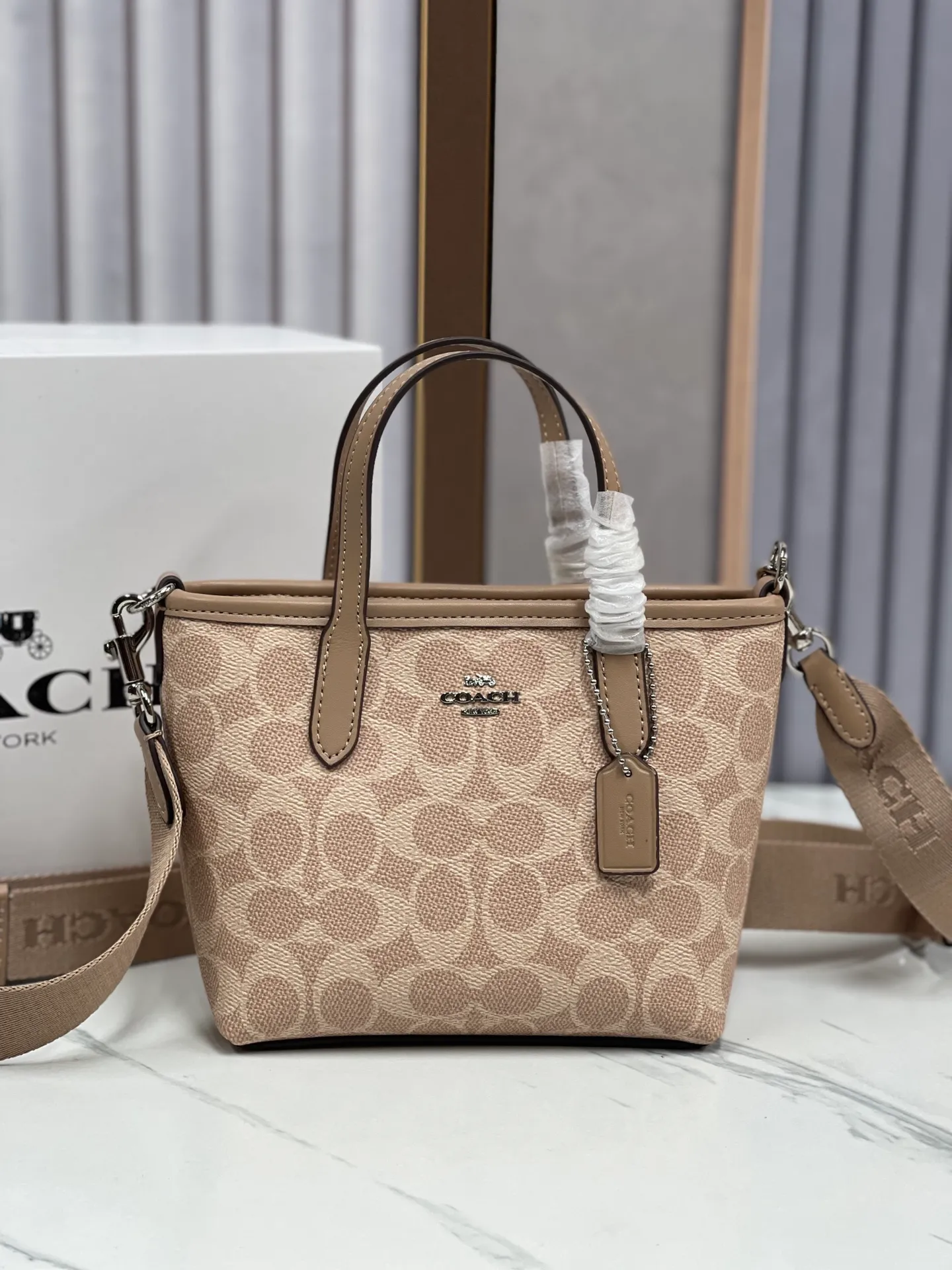 P360¥Coach’s new Mini City mini tote cross-body dumpling bag model CW032 counter actual shot, size 17*14*8