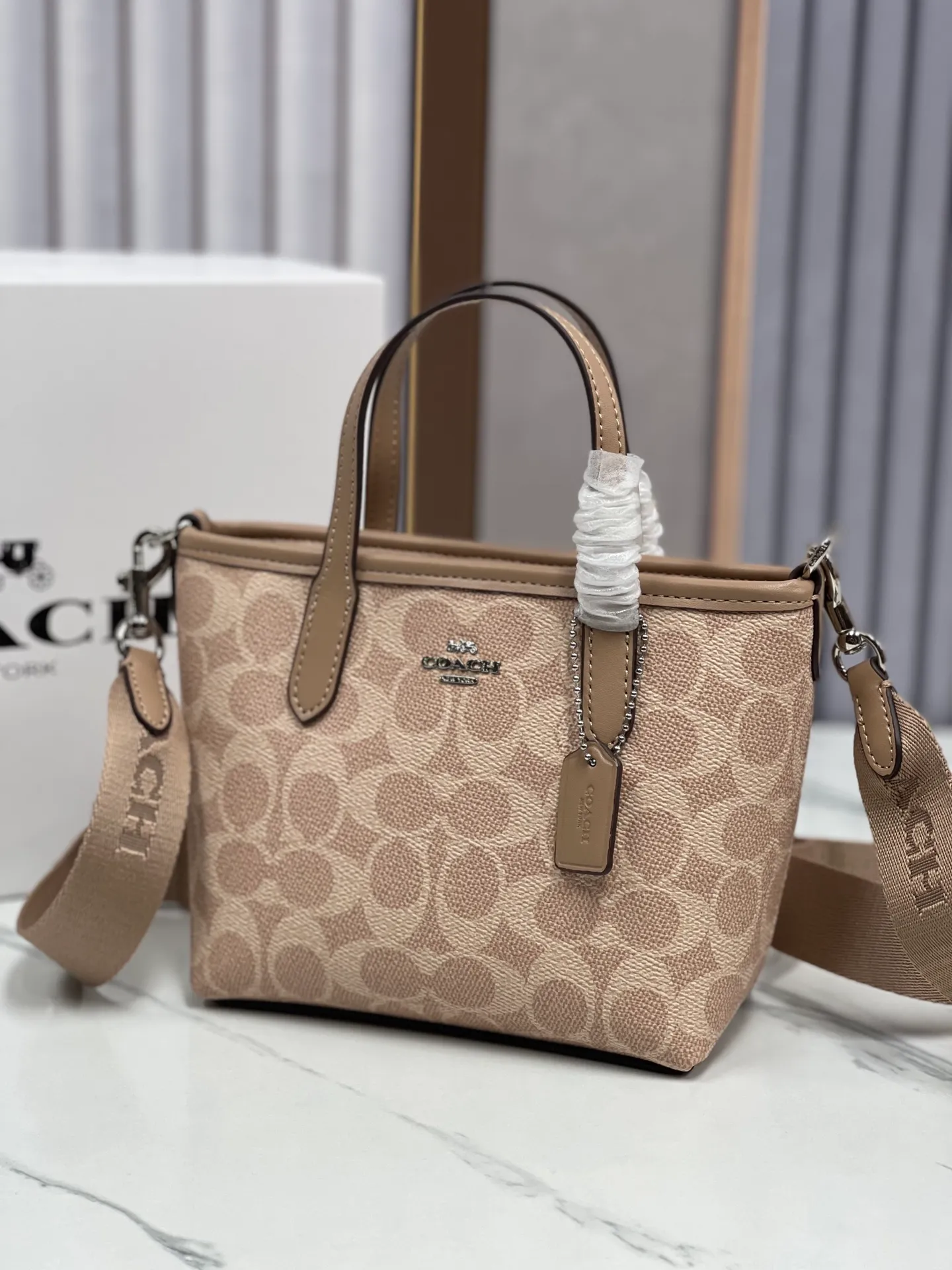 P360¥Coach’s new Mini City mini tote cross-body dumpling bag model CW032 counter actual shot, size 17*14*8