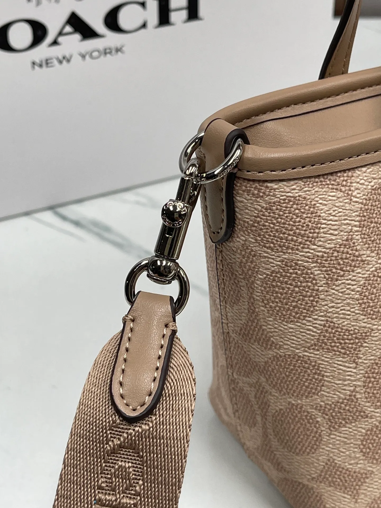 P360¥Coach’s new Mini City mini tote cross-body dumpling bag model CW032 counter actual shot, size 17*14*8