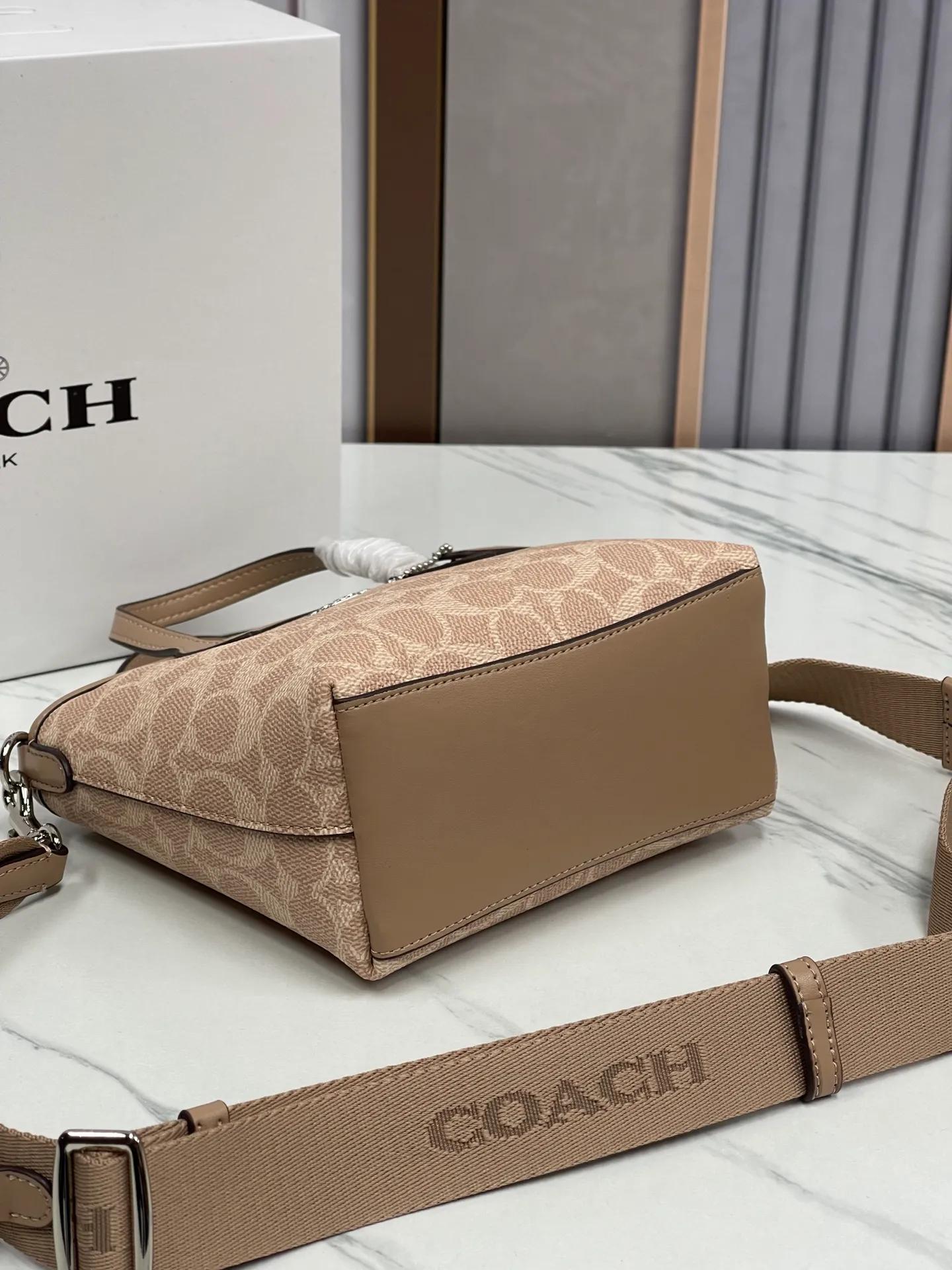 P360¥Coach’s new Mini City mini tote cross-body dumpling bag model CW032 counter actual shot, size 17*14*8