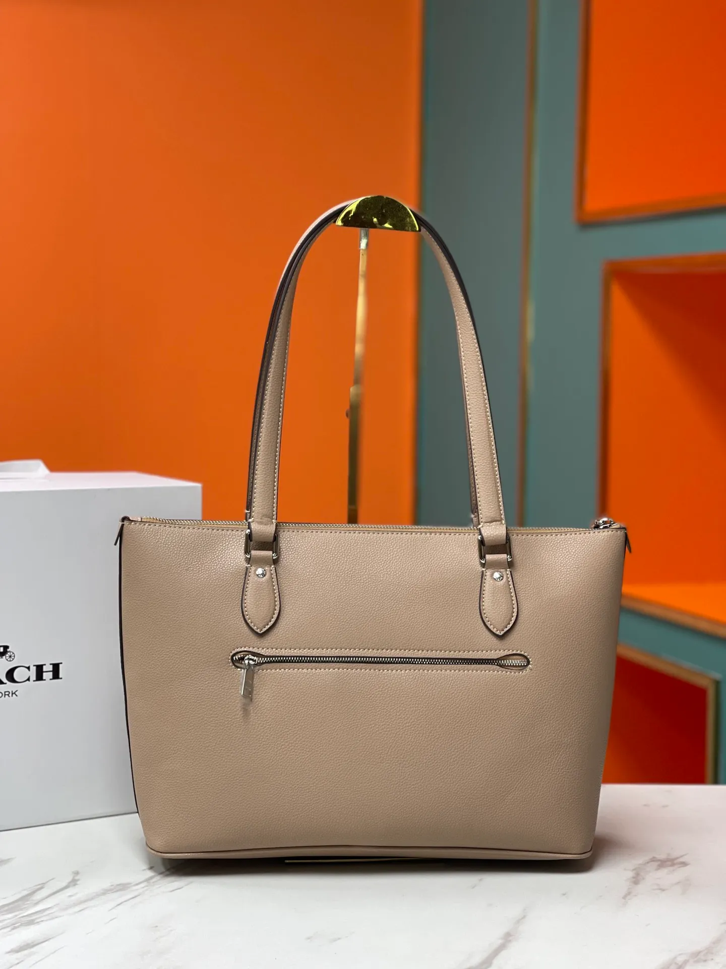 Top original order batch 460💰Coach's new [Rose] model CM086 has a large internal space. While ensuring its excellent storage capacity, the entire bag is soft, fashionable, exquisite and simple. Whether it is paired with formal or casual wear, it can reflect its unique elegance and intellectuality while retaining its own unique temperament. Size: 36X26X15cm🌹🌹